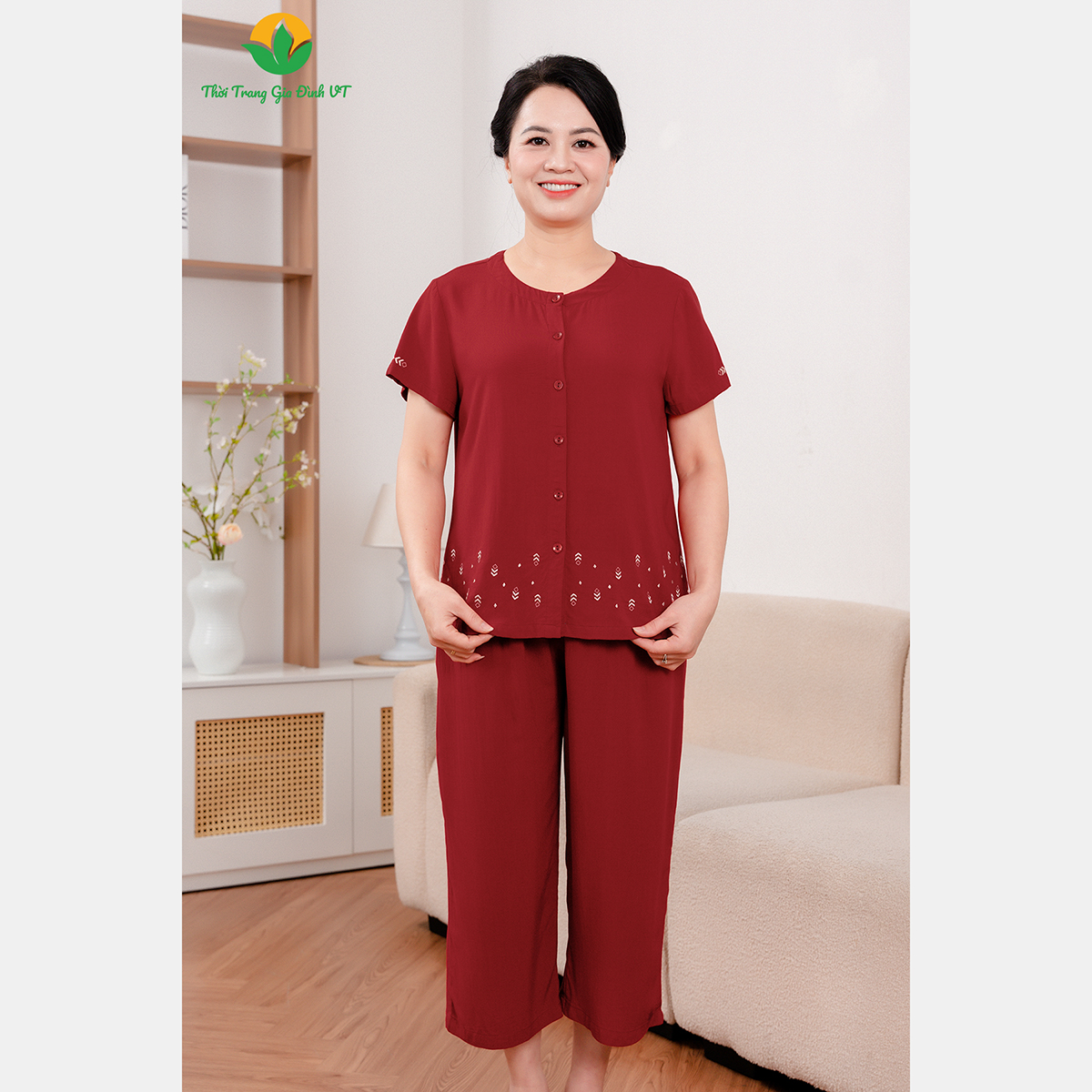 Mô tả Bộ quần áo lanh trung niên ,quần lửng áo cộc tay mở khuy thêu họa tiêt B26.5091 - 5