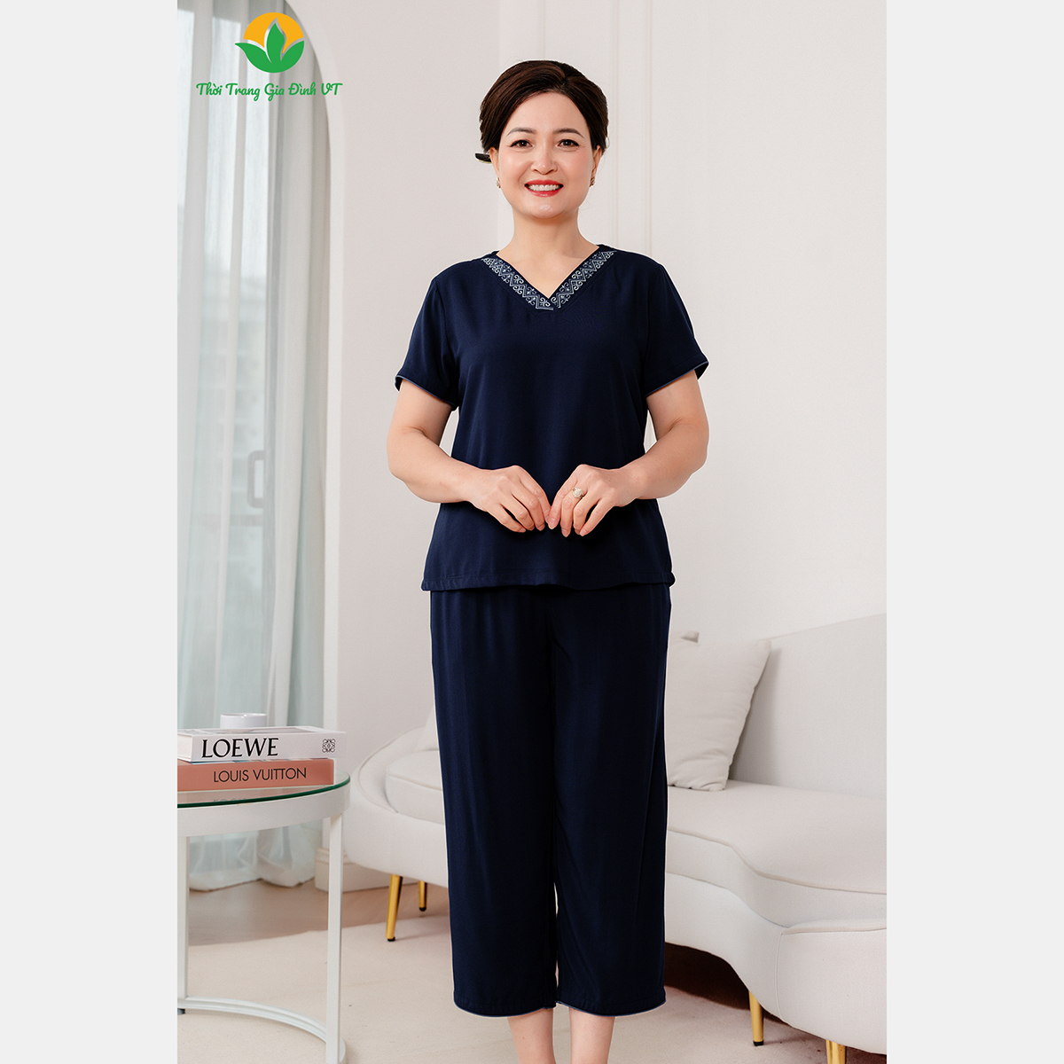 Mô tả Bộ lanh trung niên mặc mùa hè Việt Thắng quần lửng, áo cộc tay cổ V thêu họa tiết - B26.5093 - 3