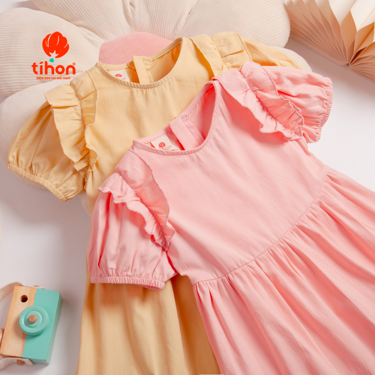 Tay bồng và nhún bèo váy bé gái Tihon