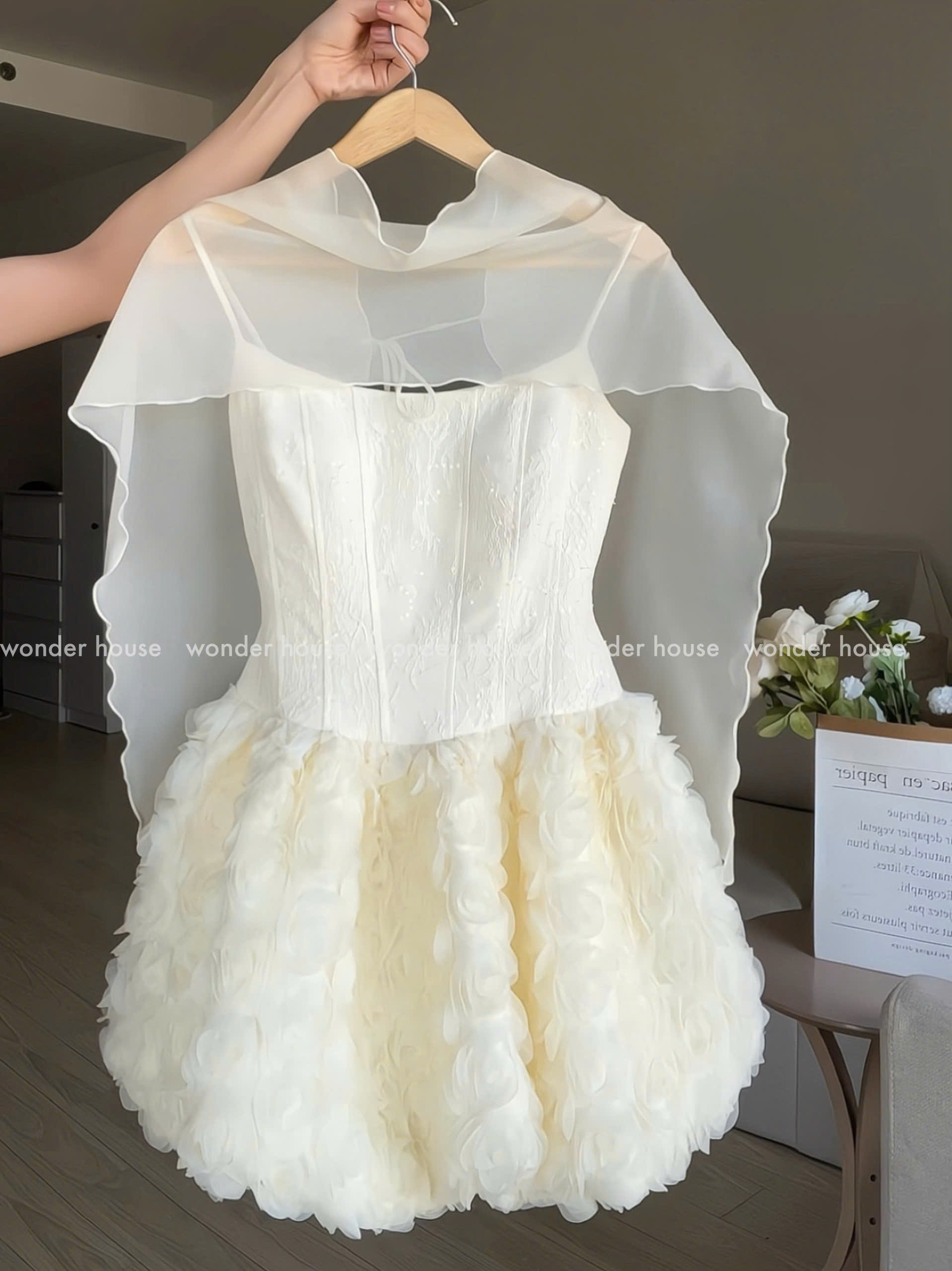 Mô tả Angie Dress Wonderhouse Đầm thiết kế dáng bí chất vải hoa ren họa tiết kim sa dự tiệc, dạo phố sang trọng nữ tính - 5