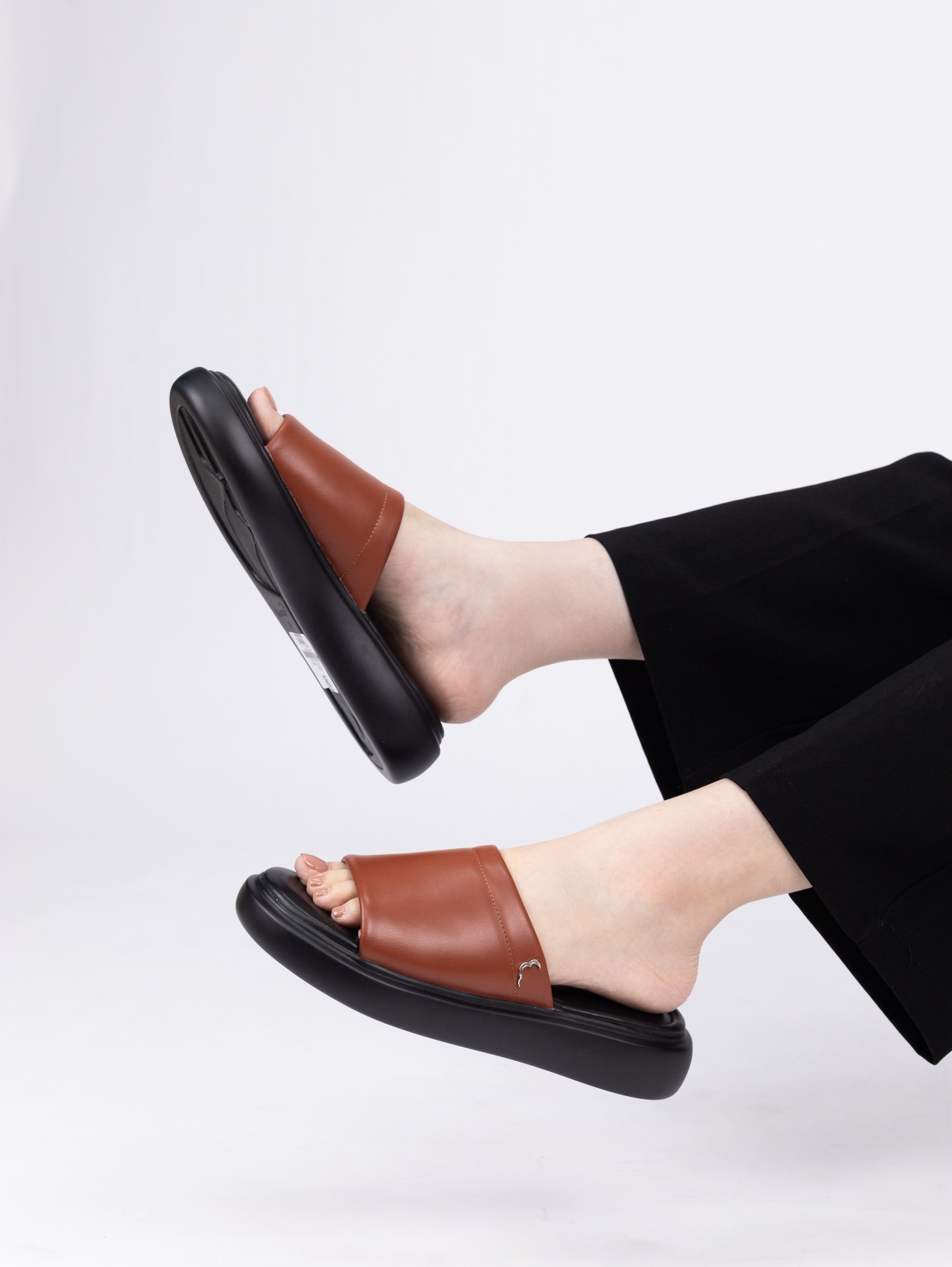Mô tả Dép Sandal Nữ Kumoo Đế Bánh Mì Trẻ Trung Cá Tính Màu Đỏ SD-KUMO-005-C Dép Da Quai Ngang Thời Trang - 1