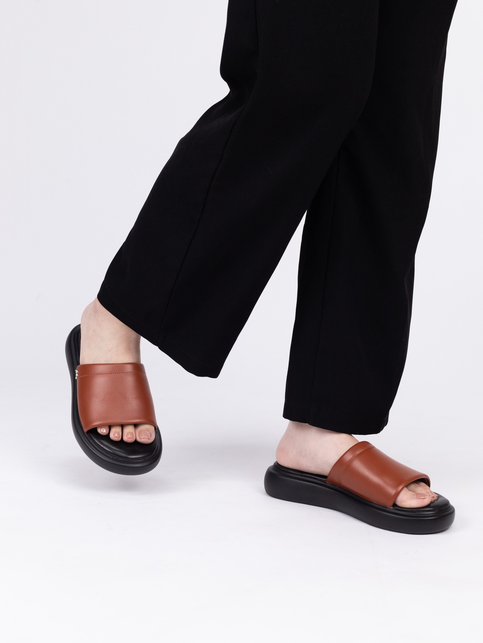 Mô tả Dép Sandal Nữ Kumoo Đế Bánh Mì Trẻ Trung Cá Tính Màu Đỏ SD-KUMO-005-C Dép Da Quai Ngang Thời Trang - 2