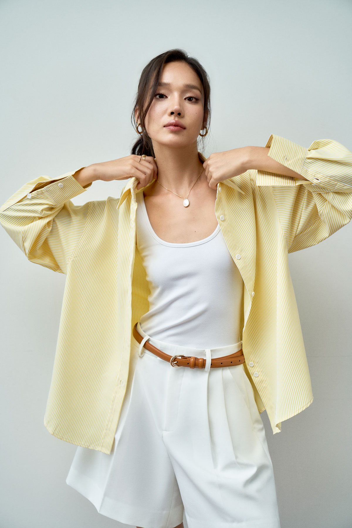 Mô tả Áo sơ mi nữ GILLEE dáng oversized, sơ mi form rộng vải kate lụa thanh lịch tone vàng - 4