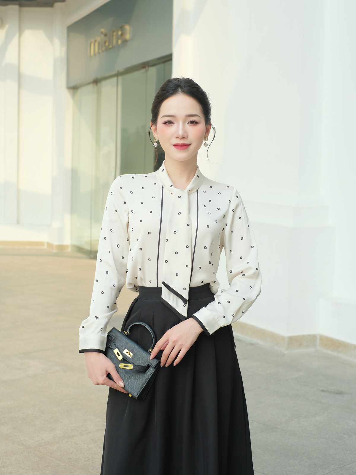 Mô tả Áo Sơ Mi Lụa Dáng Suông Áo Sơ Mi Công Sở Nữ Phối Nơ Thanh Lịch LAMER L61H25Q007 - 1