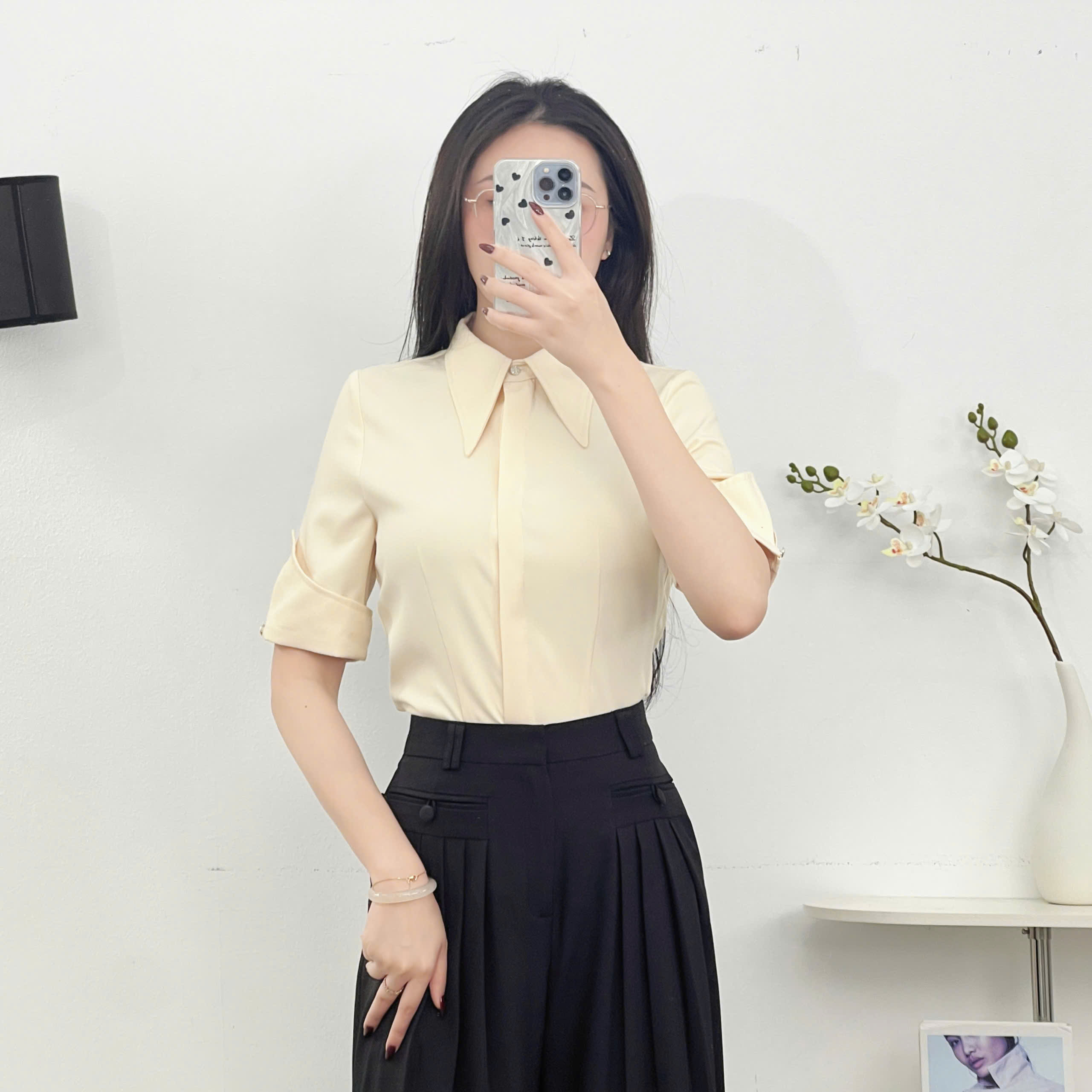 Mô tả Áo Sơ Mi Nữ 𝐂𝐂𝐇𝐀𝐓 Dáng Ôm Elie Trang Trí Nơ Tay Chất Liệu Mango Mềm Mịn 94SNE2001ST - 1