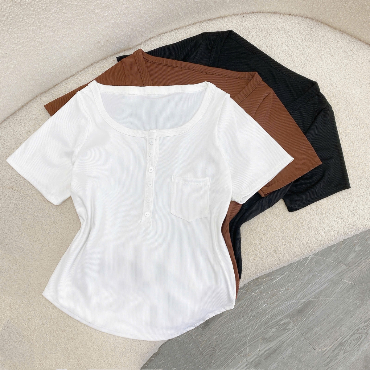 Mô tả Áo Thun Bigsize Nữ Co Giãn Vải Tăm Gân Dáng Vừa Có Túi Nhỏ Trước Cá Tính Cổ Cúc Basic A274 - 1
