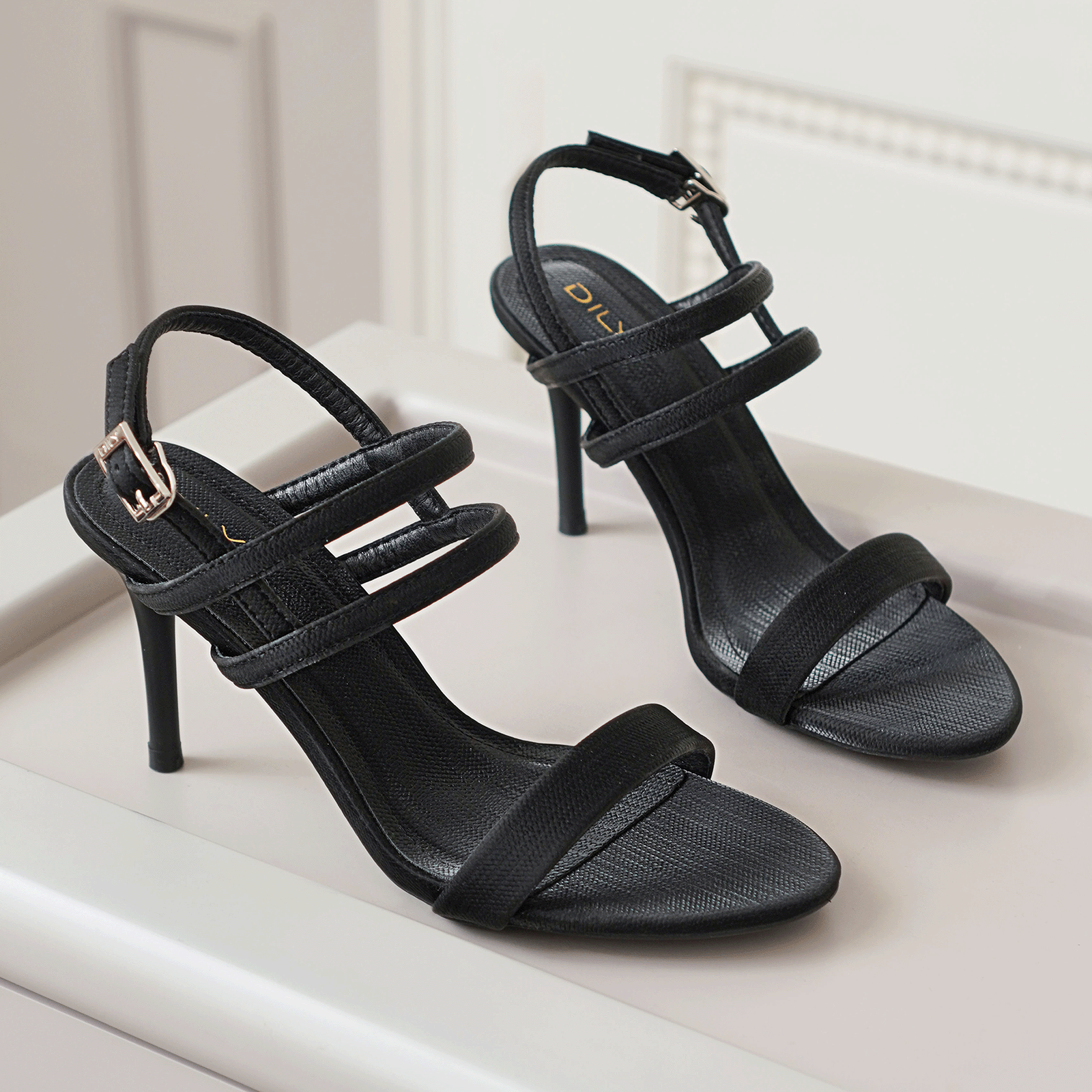 Giày sandal nữ DILY quai mảnh basic bít hậu DL0572 phối đồ