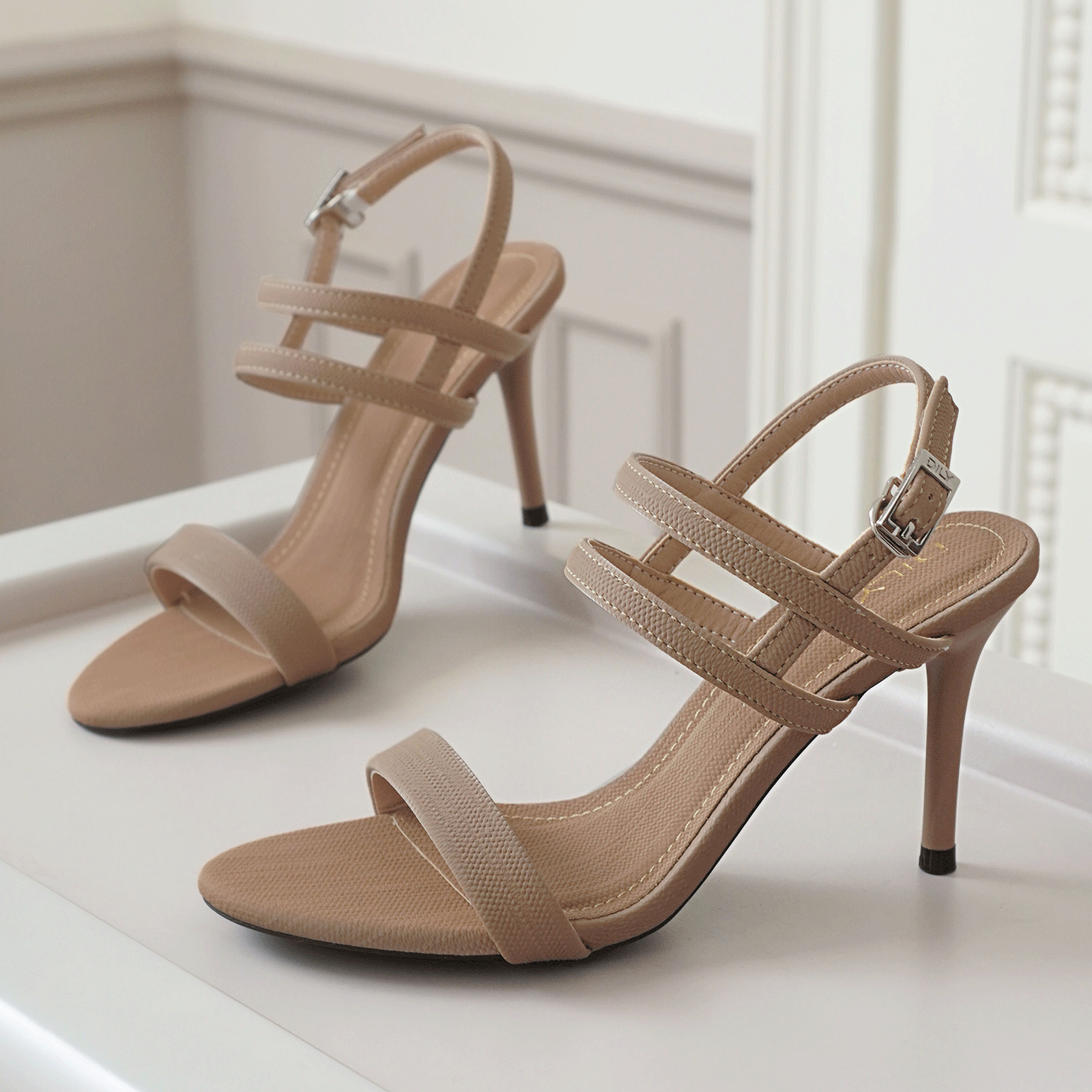 Giày sandal nữ DILY quai mảnh basic bít hậu DL0572 chi tiết gót