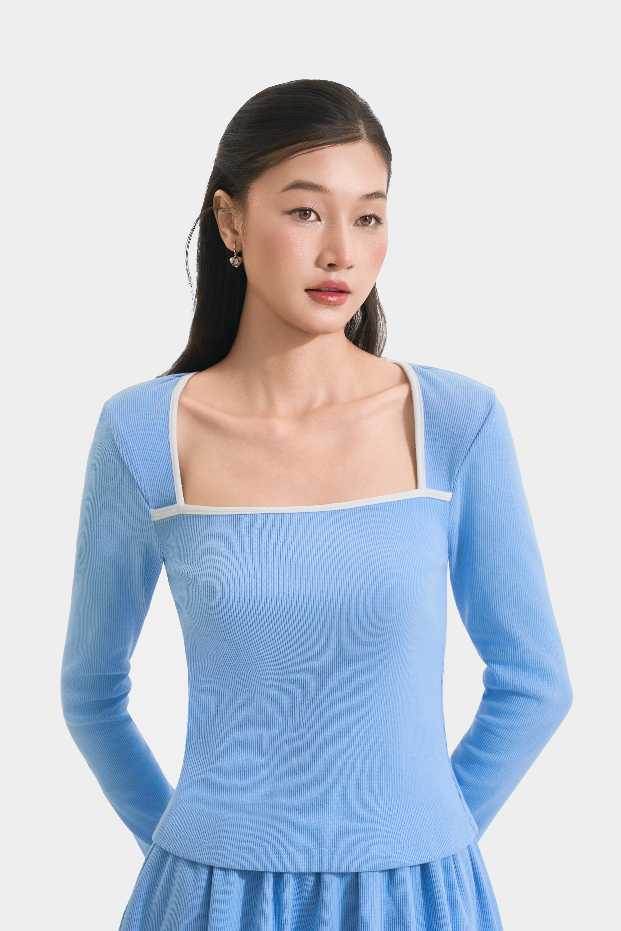 Mô tả Áo Thun Gân Tay Dài MARC FASHION Form Ôm Cổ Vuông Phối Viền - CBNH011625 - 2
