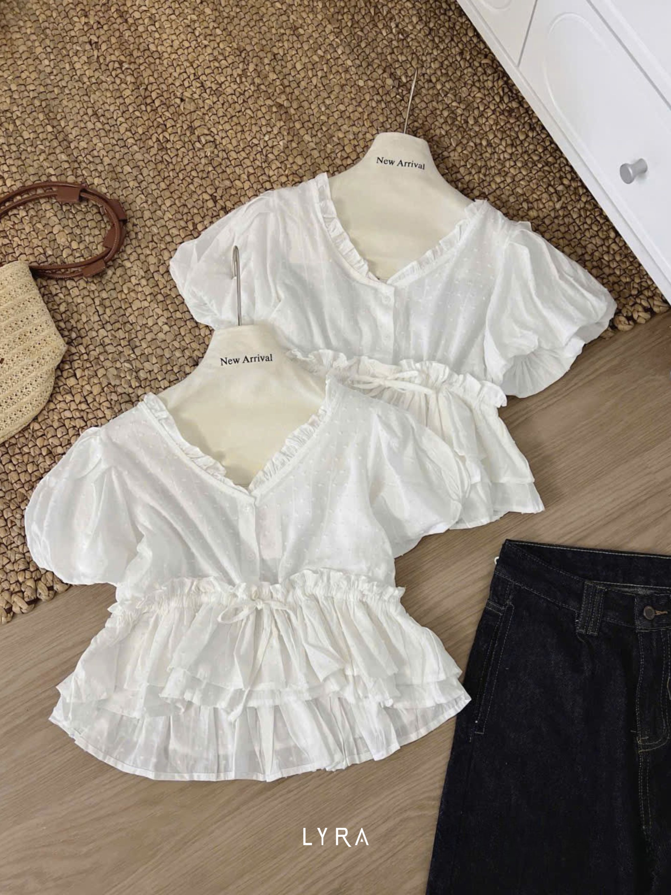 Mô tả LYRA - Áo baby doll tay phồng xòe bèo cổ V tiểu thư - VSYAC0277 - 4