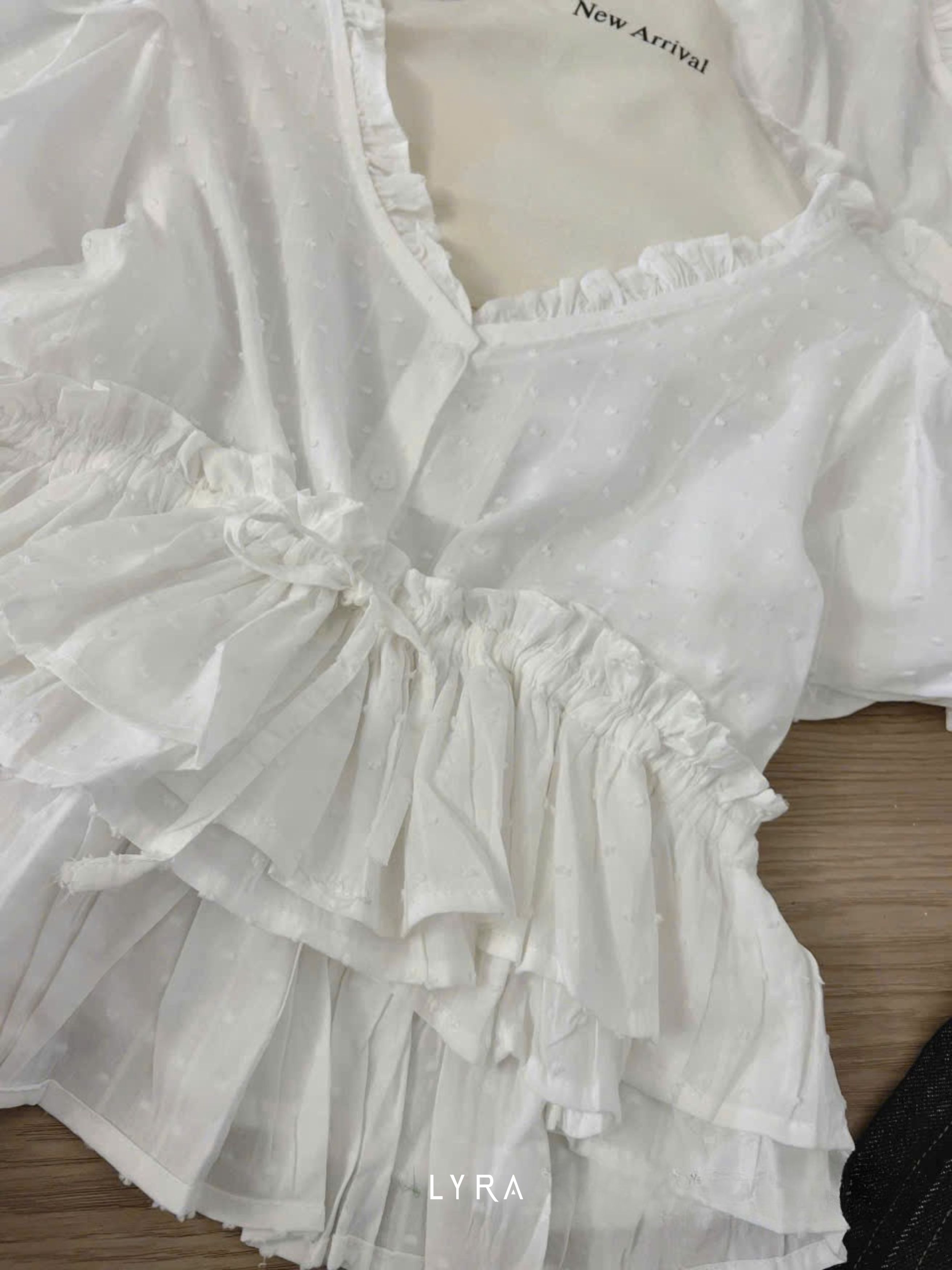 Mô tả LYRA - Áo baby doll tay phồng xòe bèo cổ V tiểu thư - VSYAC0277 - 2
