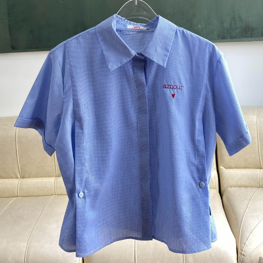 Mô tả Áo Sơ Mi Nữ Tay Ngắn VM STYLE Form Lửng Họa Tiết Chữ Thêu Nổi Có Nút Chiết Eo Điều Chỉnh Độ Rộng SMU00257 - 6
