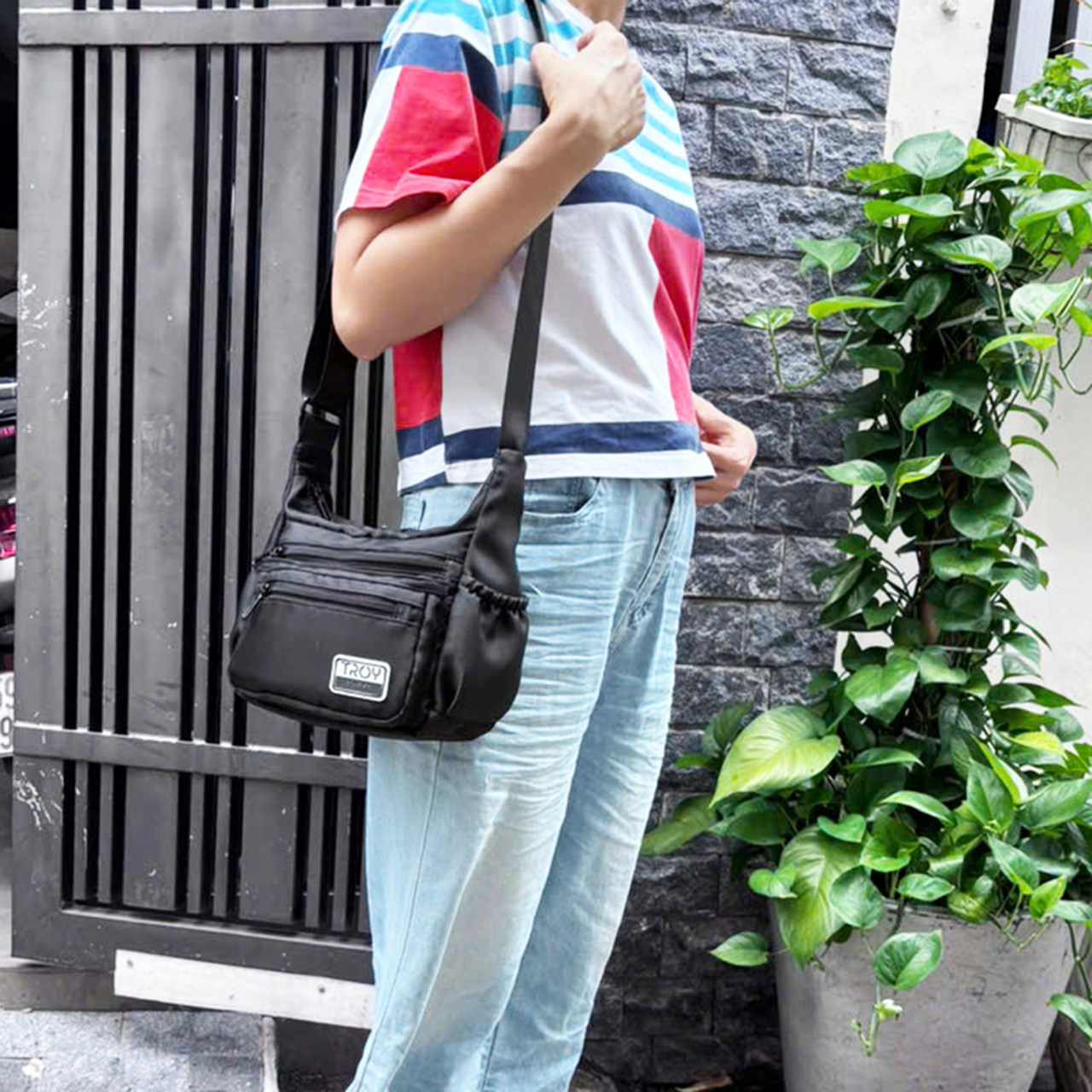Mô tả Túi đeo chéo nhiều ngăn TROY SLAY BAG chất vải dù trượt nước, size 21 cm - 4