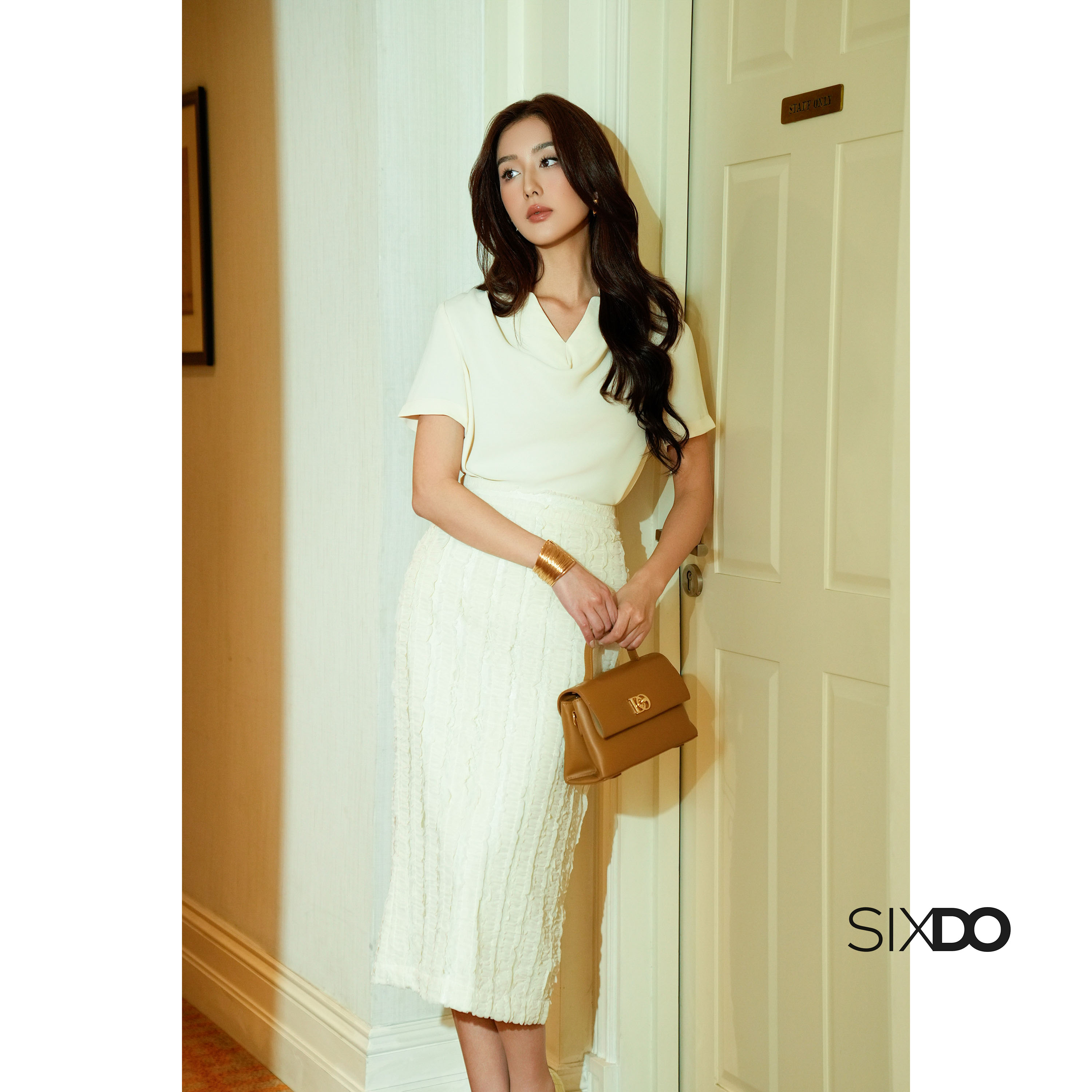 Mô tả Áo nữ kem đậm cổ đổ SIXDO (Dark Cream V-Neck Woven Top) - 1