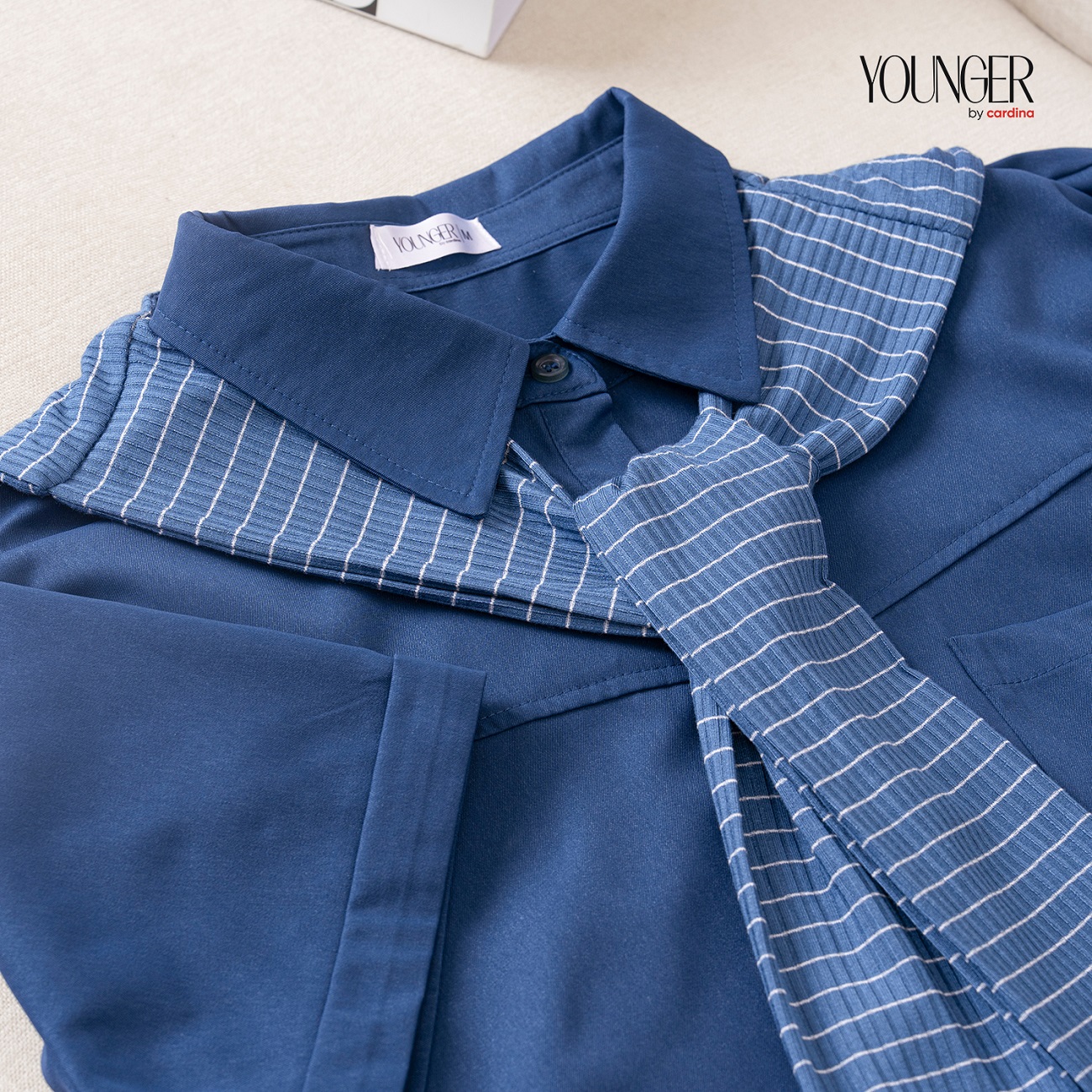 Mô tả Bộ đồ nữ YOUNGER BY CARDINA chất liệu thô kaki áo phối cổ sơ mi phối vạt áo trẻ trung năng động 5YBKN01 - 2
