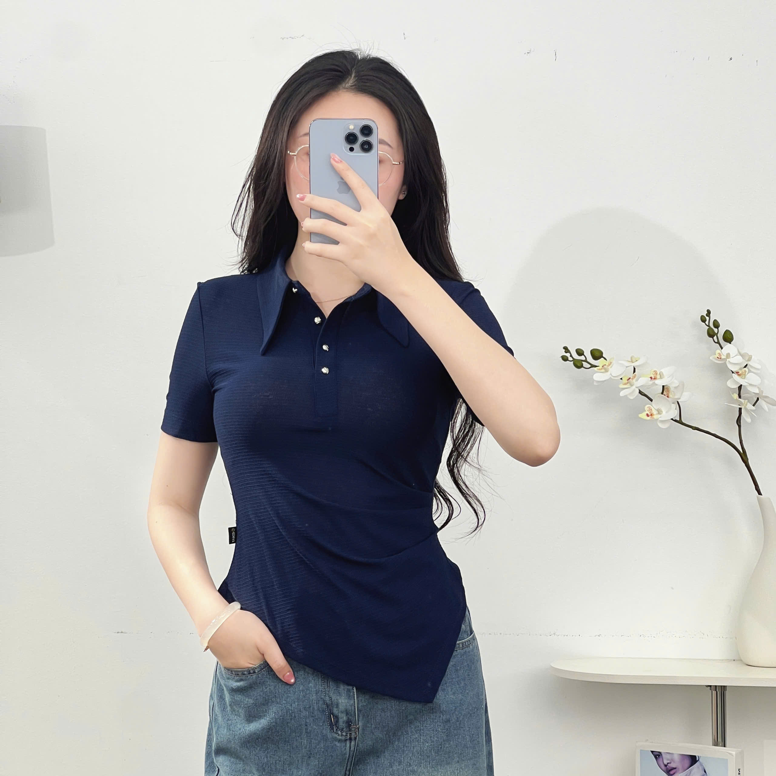 Mô tả Áo Thun Nữ 𝐂𝐂𝐇𝐀𝐓 Dáng Ôm Nẹp V Lệch Gấu Vát Chất Liệu Co Giãn 4 Chiều 15TNC2002OT - 1
