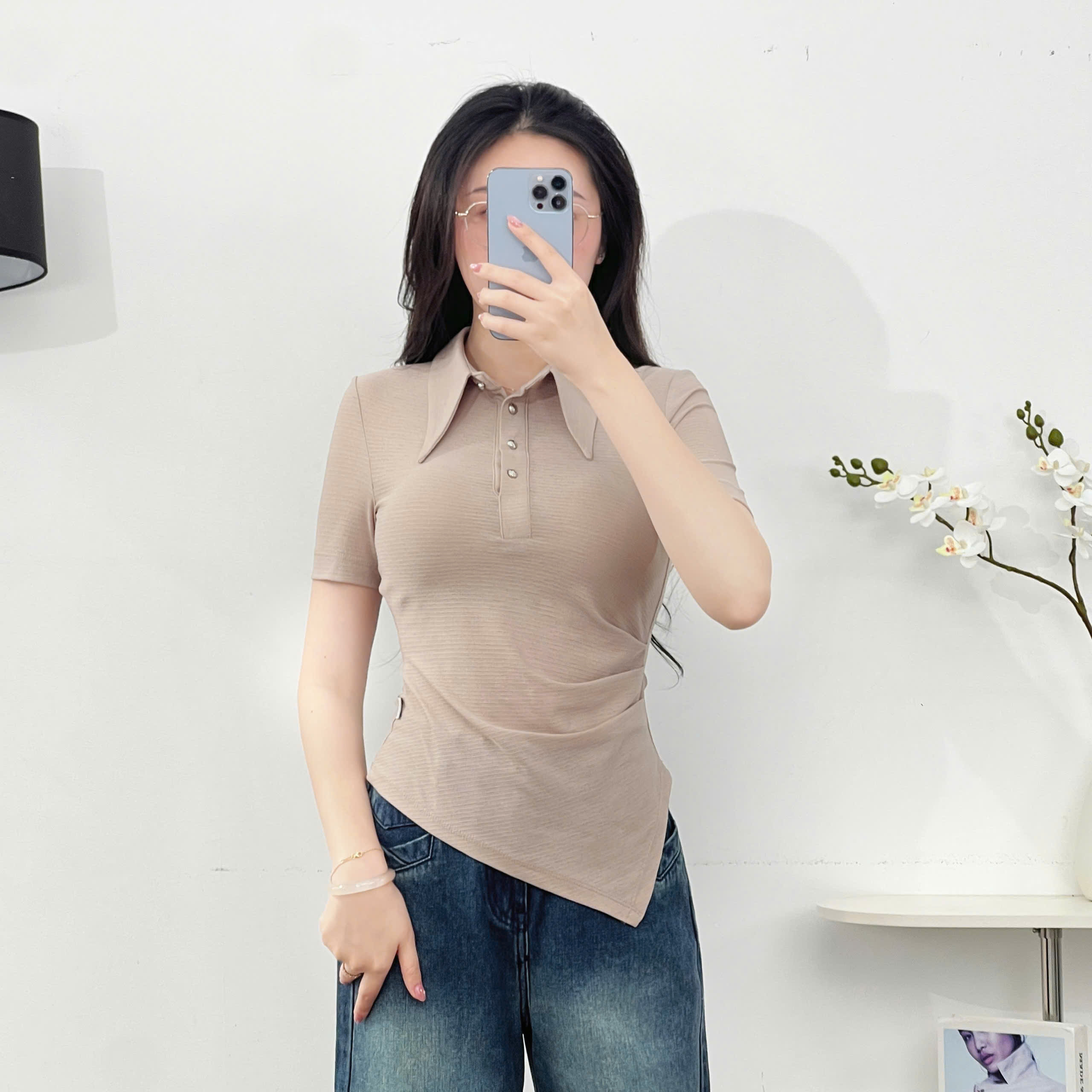 Mô tả Áo Thun Nữ 𝐂𝐂𝐇𝐀𝐓 Dáng Ôm Nẹp V Lệch Gấu Vát Chất Liệu Co Giãn 4 Chiều 15TNC2002OT - 2