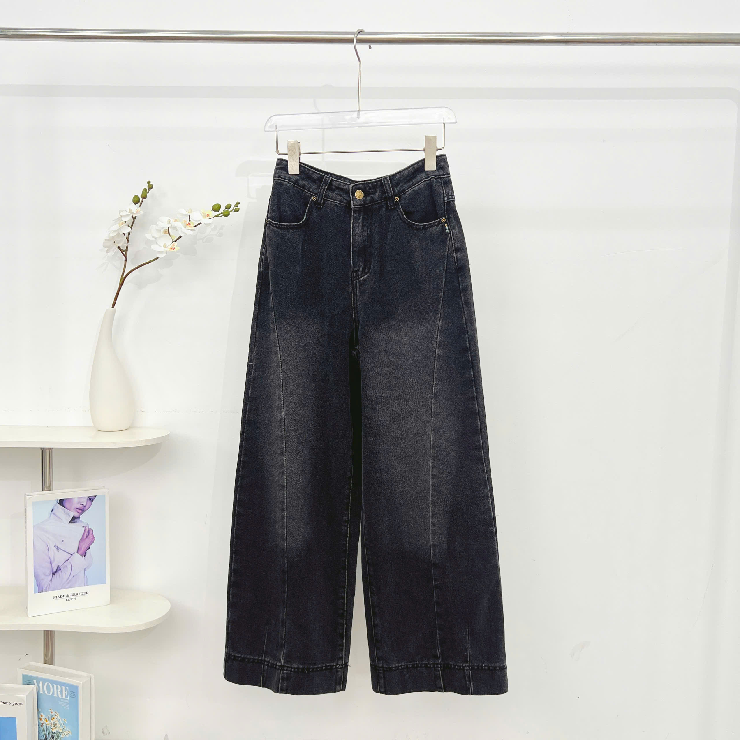 Mô tả Quần Jean Nữ 𝐂𝐂𝐇𝐀𝐓 Dáng Suông Ly Chéo Chất Liệu Jeans Cao Cấp Basic 15GDJ2001ST - 6