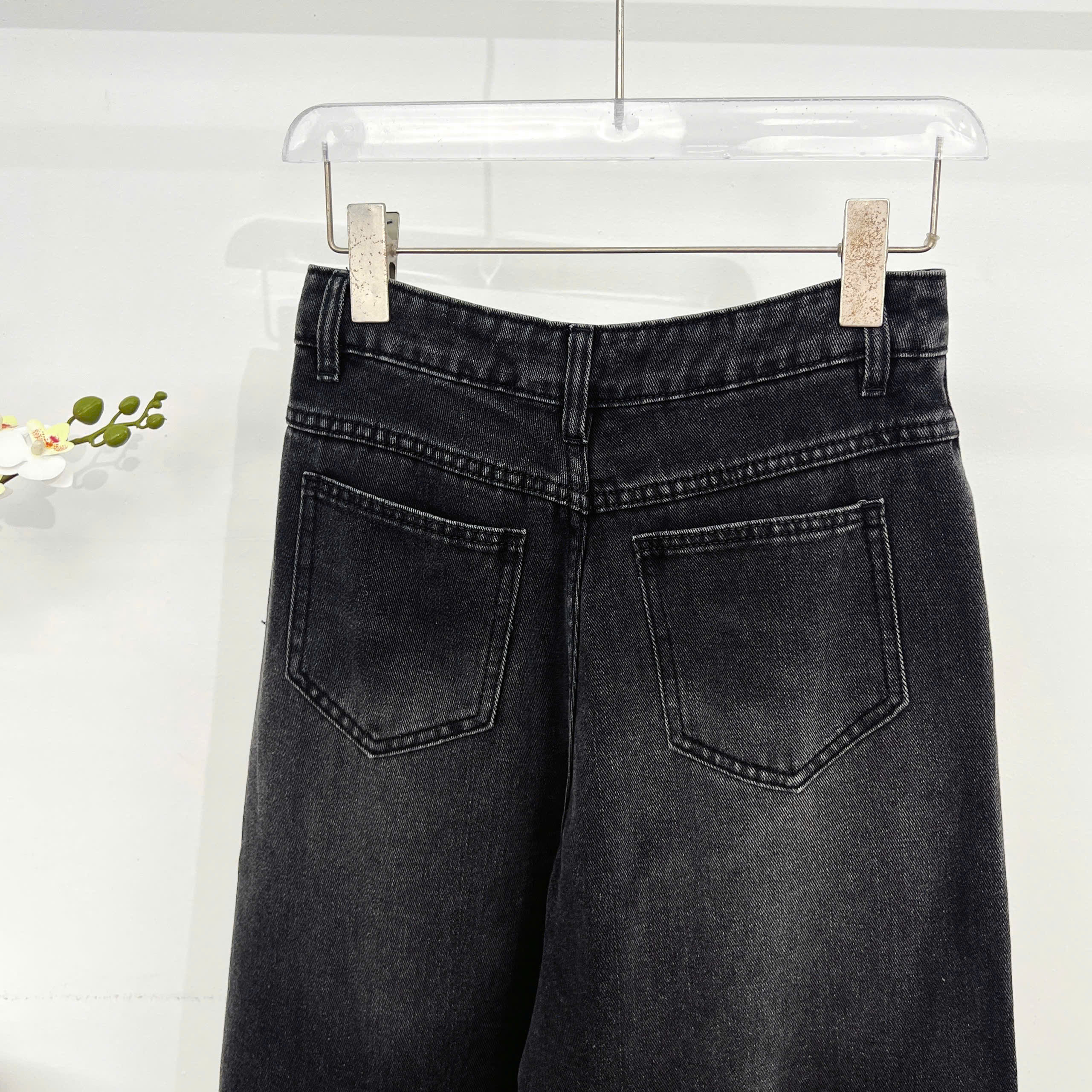 Mô tả Quần Jean Nữ 𝐂𝐂𝐇𝐀𝐓 Dáng Suông Ly Chéo Chất Liệu Jeans Cao Cấp Basic 15GDJ2001ST - 8