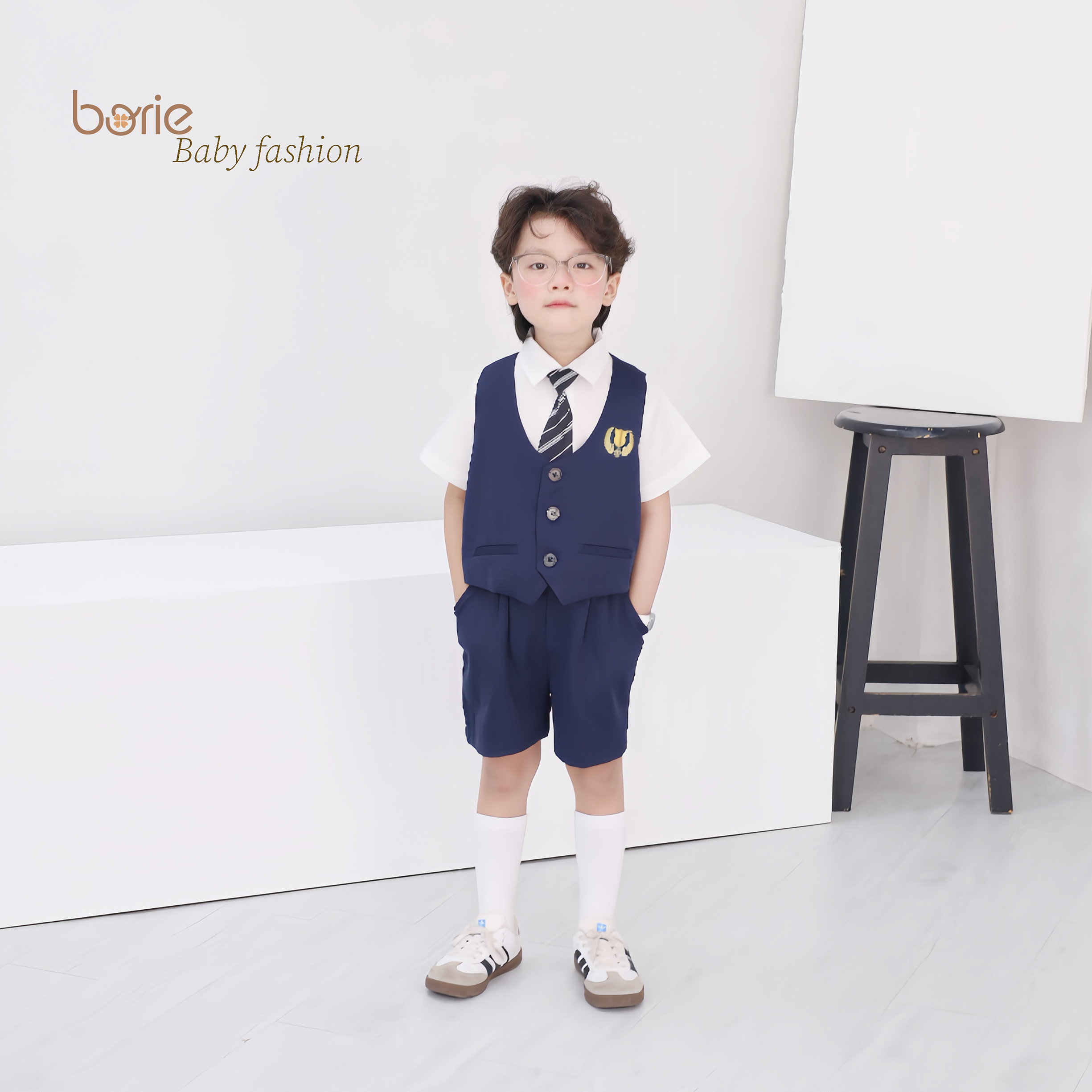 Mô tả Bộ gilê 4 chi tiết cho bé trai Borie chất liệu chéo hàn mềm mịn mướt, cùng áo sơ mi phối cavat kẻ in logo xịn xò A025 - 2