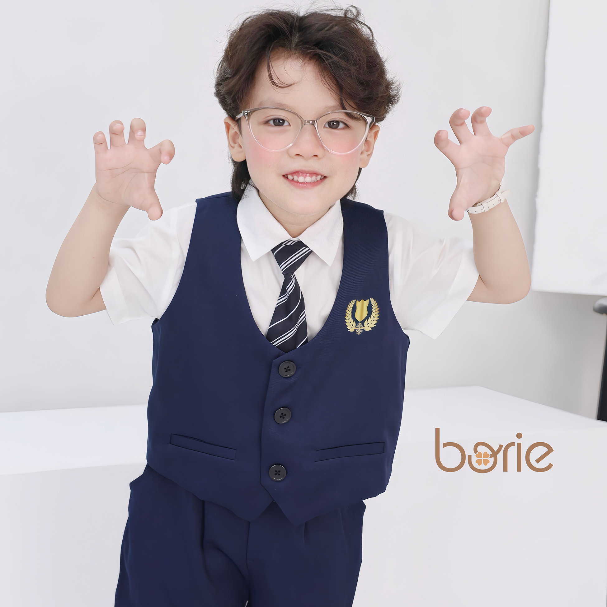 Mô tả Bộ gilê 4 chi tiết cho bé trai Borie chất liệu chéo hàn mềm mịn mướt, cùng áo sơ mi phối cavat kẻ in logo xịn xò A025 - 3