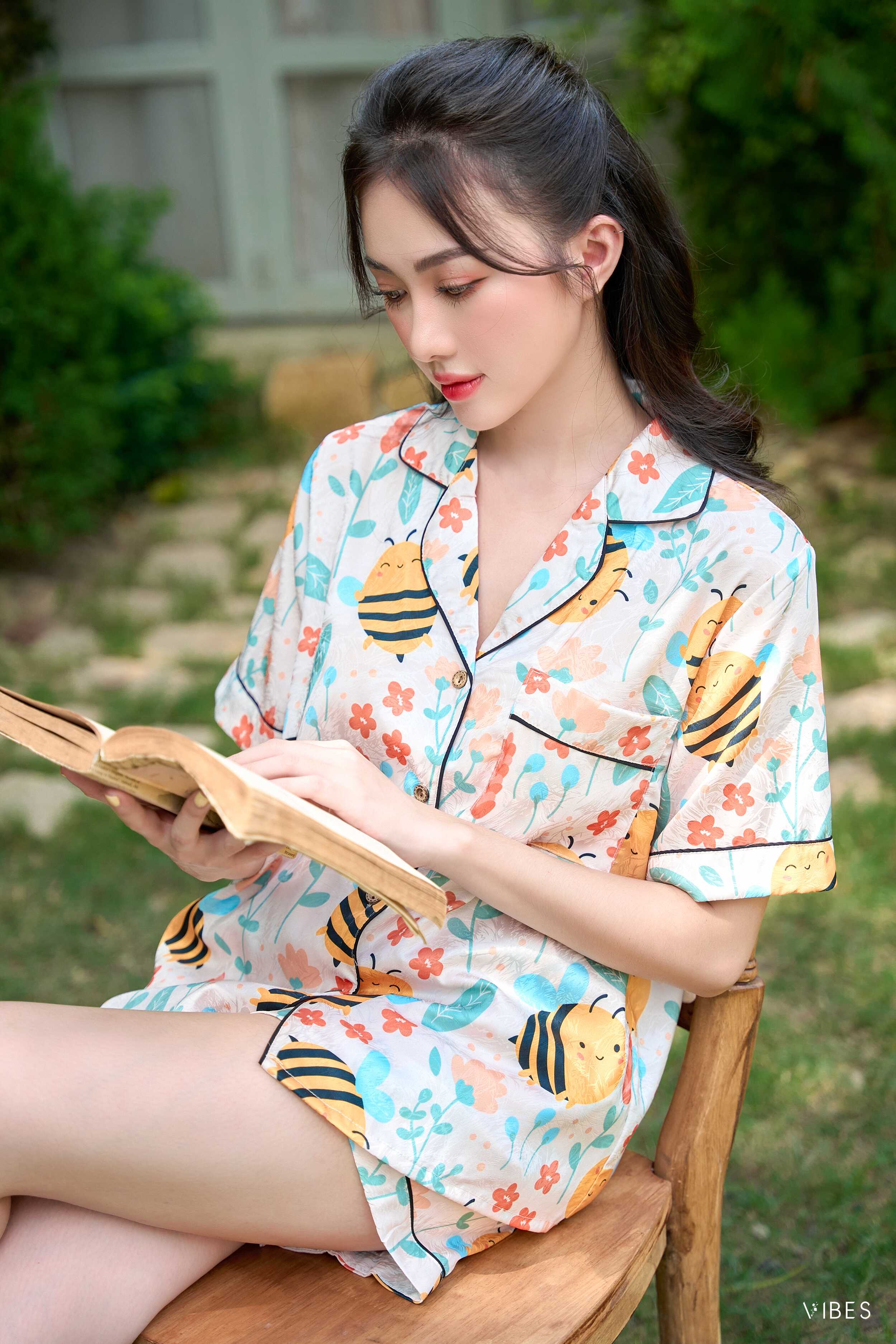 Mô tả VIBES Đồ bộ Pijama ngắn Lụa Gấm cao cấp họa tiết dễ thương Bee Py Set - 4