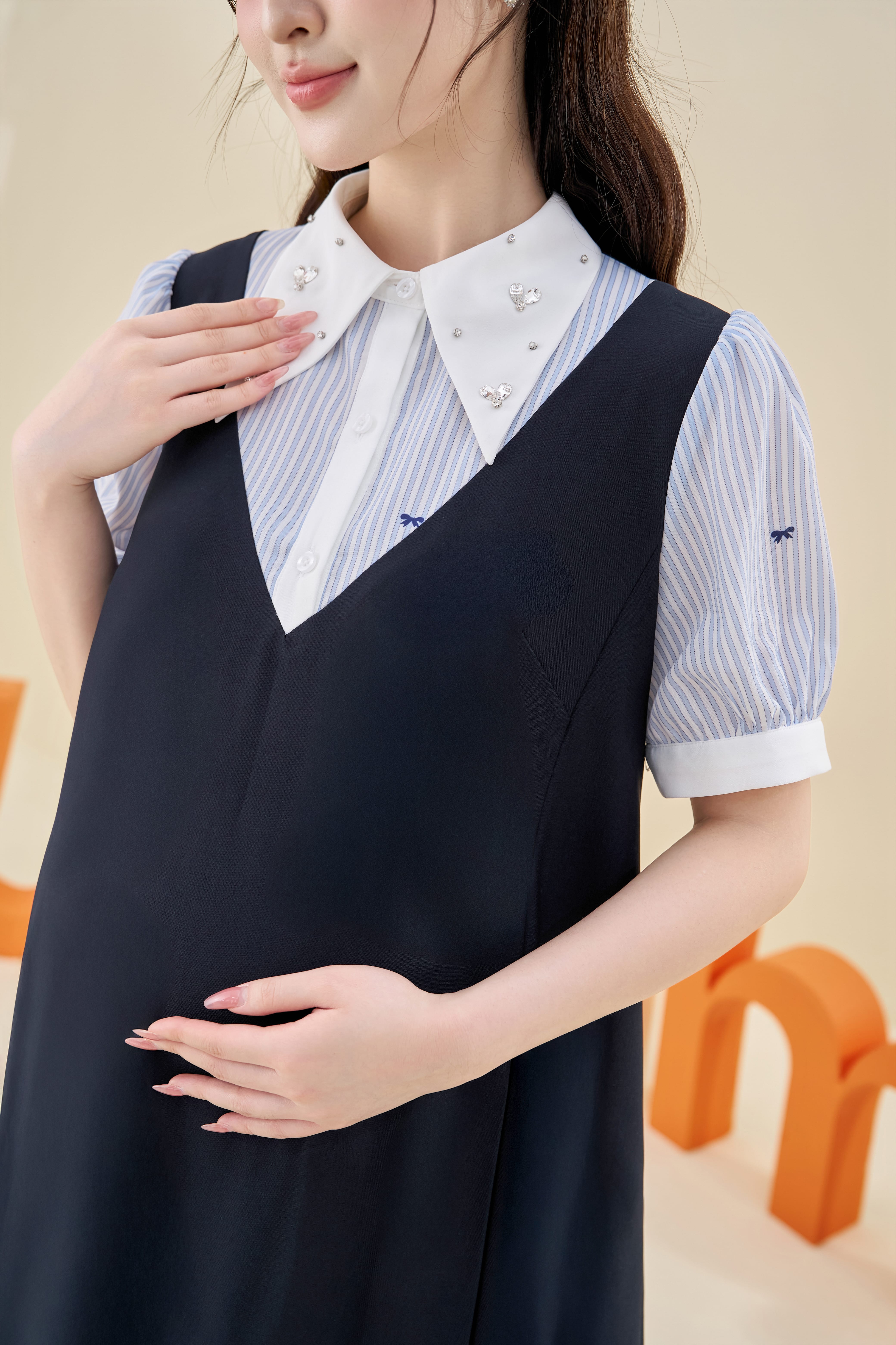 Mô tả Váy bầu, đầm bầu Keva Dress giả yếm phối cổ sơ mi đính đá chất liệu xước hàn thiết kế BY L'AMME - 1