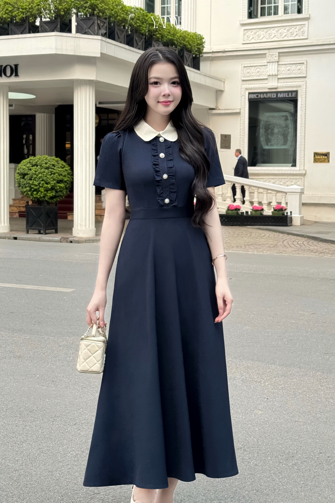 Mô tả Váy nữ dáng xòe dài cổ sen ngắn tay cúc ngọc trang trí may bèo nhún ngực màu xanh và ghi YAME YV616 - 1
