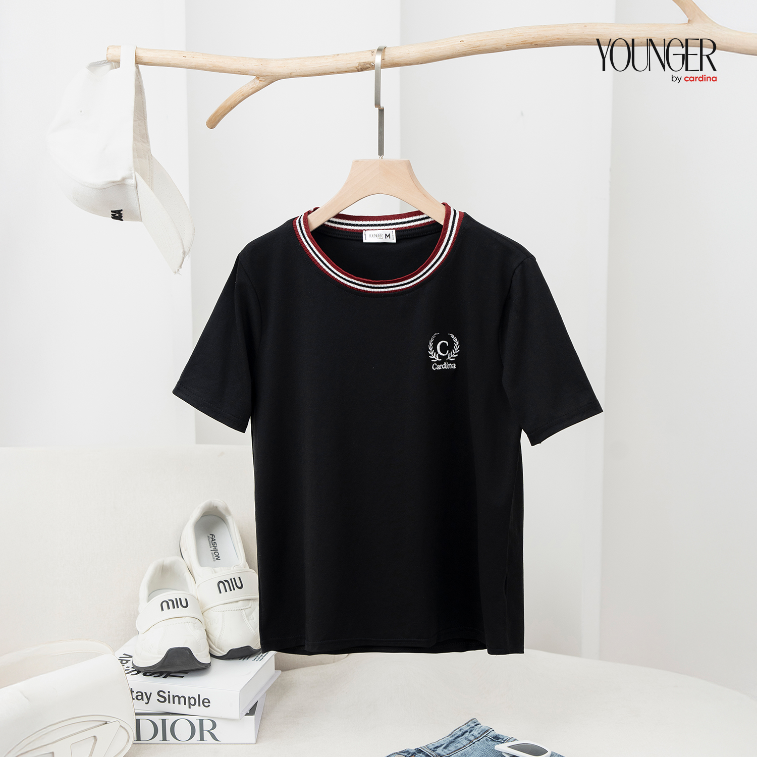 Mô tả Áo phông nữ YOUNGER BY CARDINA chất liệu cotton kiểu dáng bo cổ có hình đính ngực 5YATC05 - 2
