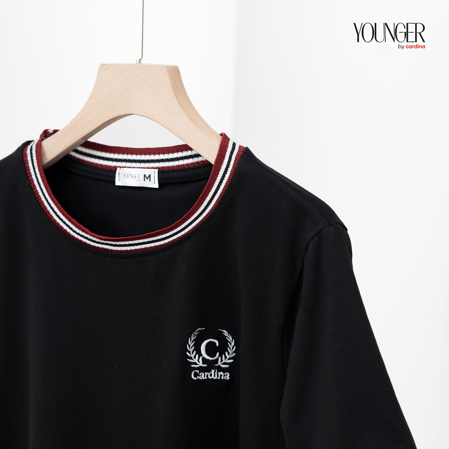 Mô tả Áo phông nữ YOUNGER BY CARDINA chất liệu cotton kiểu dáng bo cổ có hình đính ngực 5YATC05 - 3