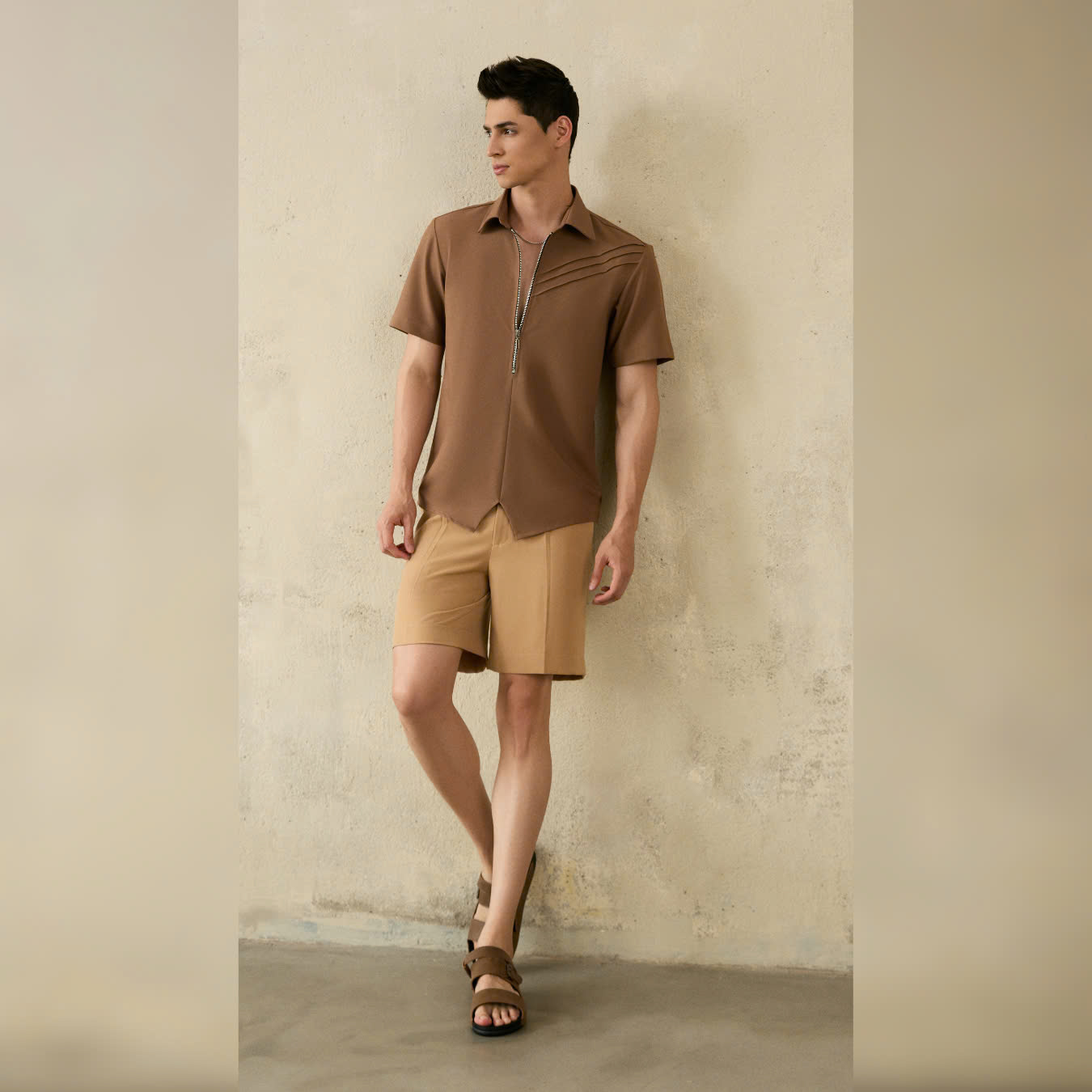 Mô tả Áo sơ mi nam màu nâu tay ngắn SIMTU, điểm nhấn xếp li và dây khoá kéo, vải cotton thoáng mát & co giãn | SM049-50 - 3