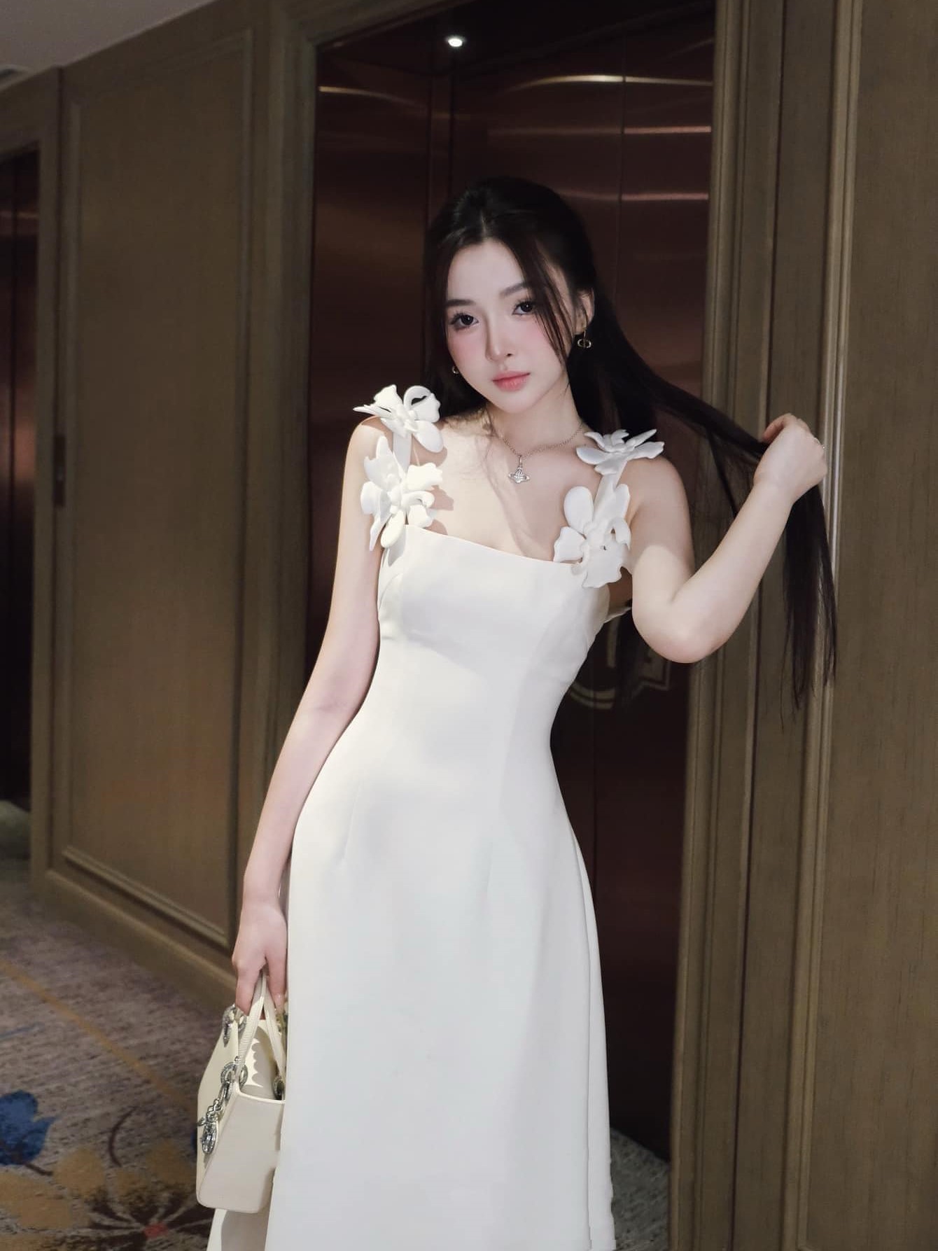 Mô tả Đầm xòe dự tiệc thiết kế 2 dây dáng dài tùng xòe phối hoa vai sang trọng thời trang Callene (L2508) - 1
