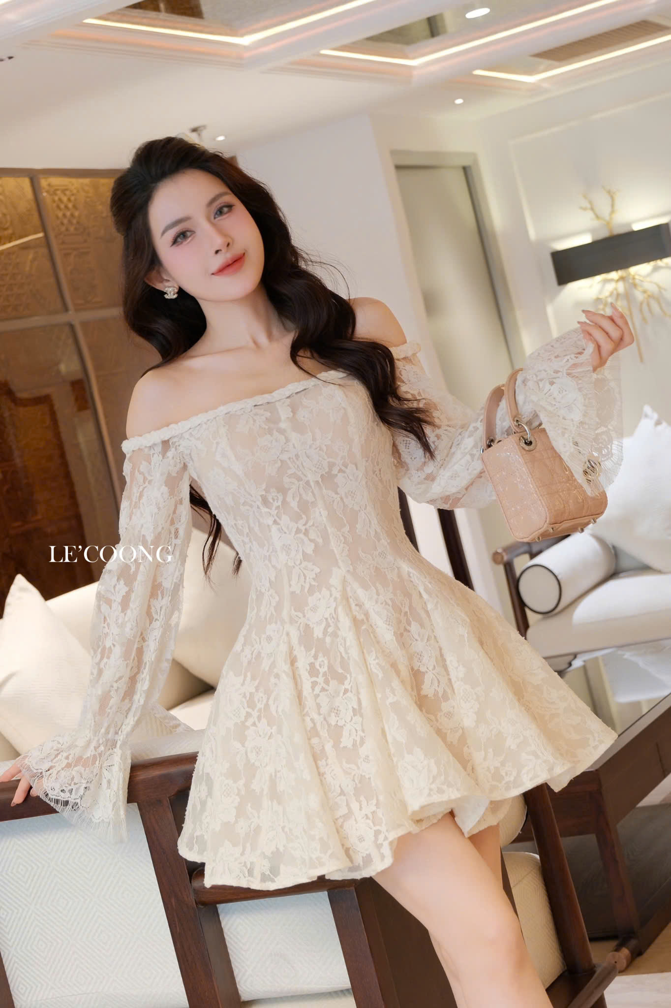 Mô tả Váy Đẹp Dáng Ngắn Đi Biển Trễ Vai Xòe Bồng LECOONG V765 Đầm Tiểu Thư Màu Kem Sang Chảnh - 3