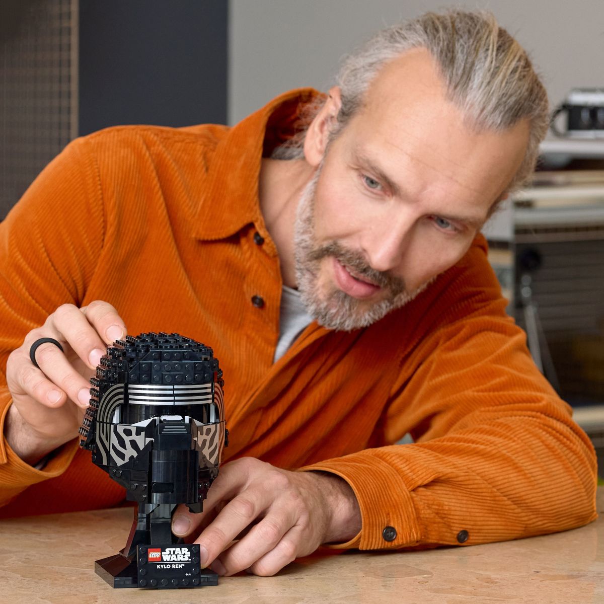 Mô tả LEGO STAR WARS 75415 Đồ Chơi Lắp Ráp Mũ Giáp Kylo Ren (529 chi tiết) - 6