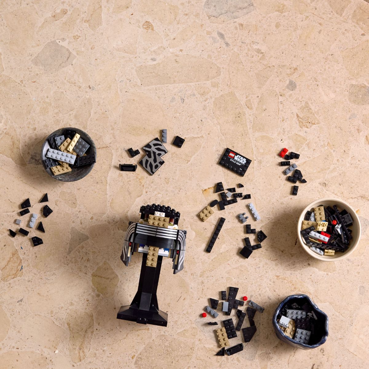 Mô tả LEGO STAR WARS 75415 Đồ Chơi Lắp Ráp Mũ Giáp Kylo Ren (529 chi tiết) - 9