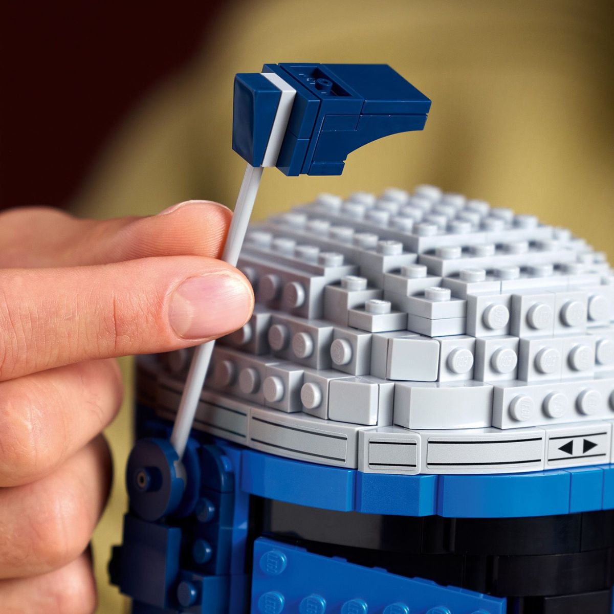Mũ Chiến Binh Jango Fett LEGO 75408 trên đế trưng bày