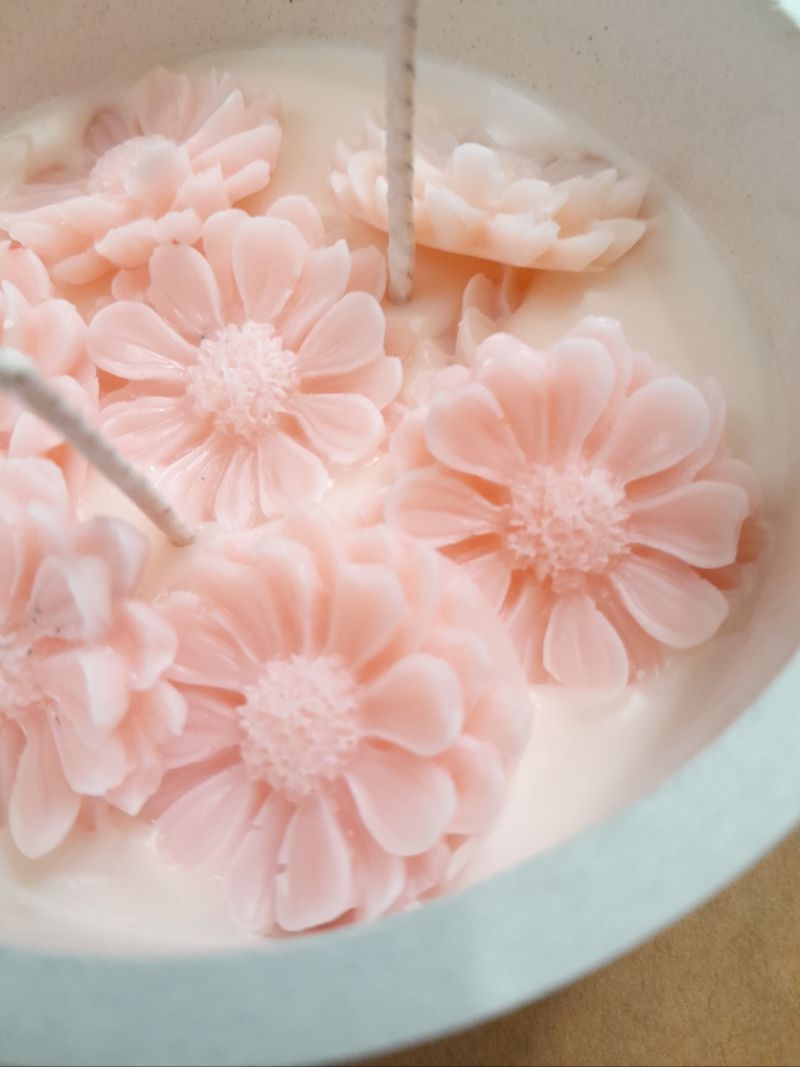 Mô tả Cốc xi măng thạch cao đựng Nến Sáp Ong Không Mùi hoa cúc họa mi hồng pastel dùng cúng dường, sinh nhật, decor nhà cửa - 1