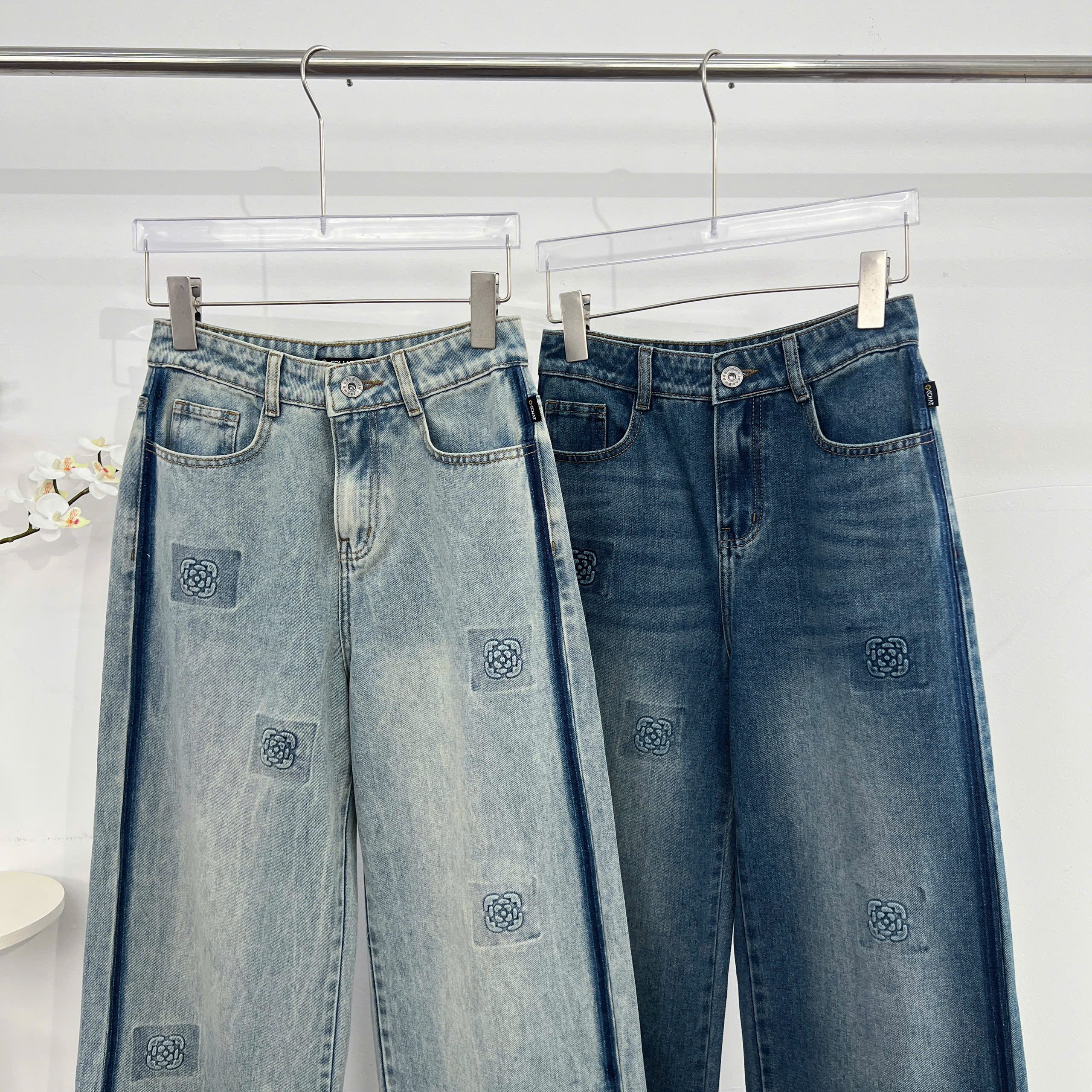 Mô tả Quần Jean Nữ 𝐂𝐂𝐇𝐀𝐓 Dáng Suông Rosie Dập Hoa Nổi Chất Liệu Jeans Cao Cấp 15GDJ2012ST - 3