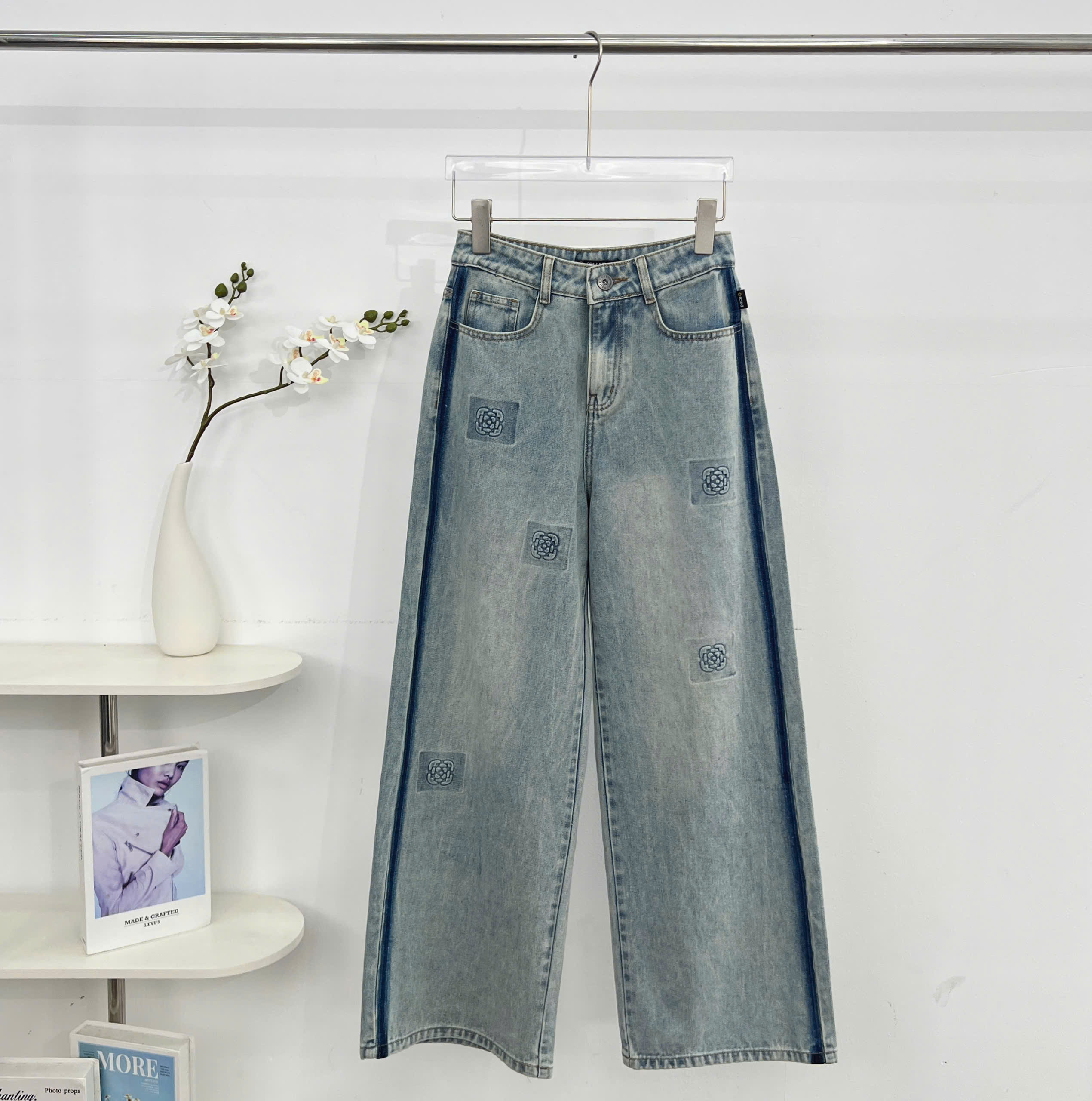Mô tả Quần Jean Nữ 𝐂𝐂𝐇𝐀𝐓 Dáng Suông Rosie Dập Hoa Nổi Chất Liệu Jeans Cao Cấp 15GDJ2012ST - 5