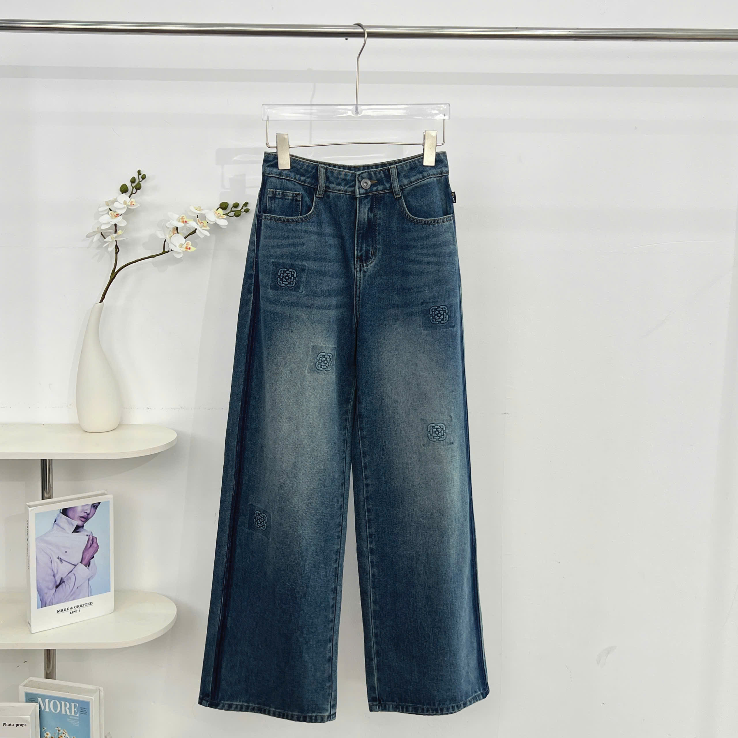 Mô tả Quần Jean Nữ 𝐂𝐂𝐇𝐀𝐓 Dáng Suông Rosie Dập Hoa Nổi Chất Liệu Jeans Cao Cấp 15GDJ2012ST - 6