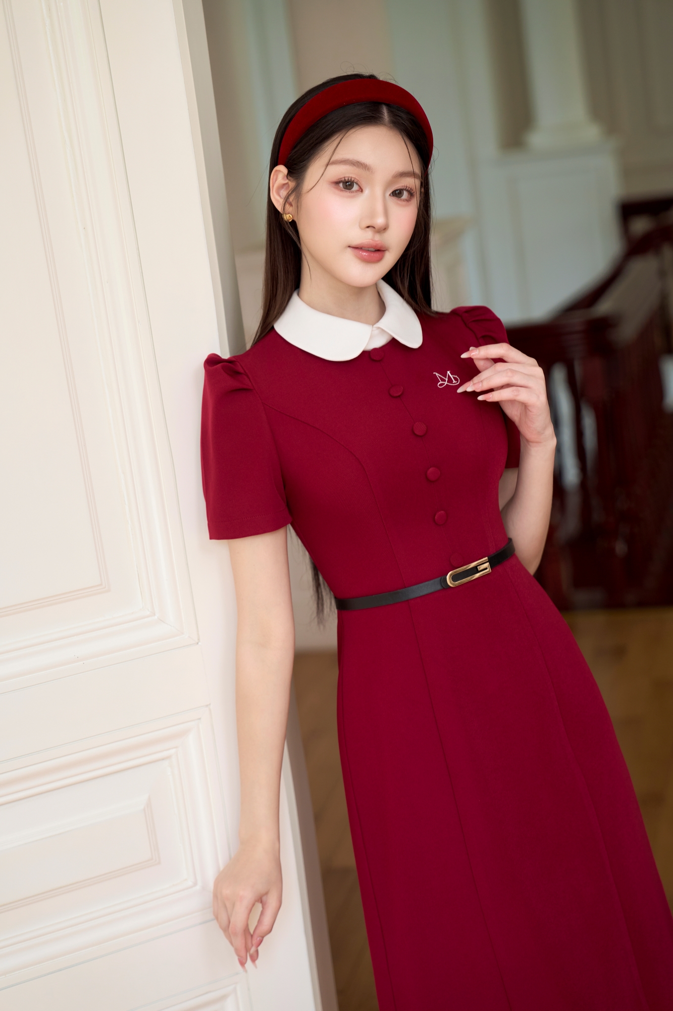 Mô tả Váy nữ dáng A dài màu đỏ cổ sen trắng tay bồng thêu họa tiết trang trí đính cúc bọc YAME YV631 - 1