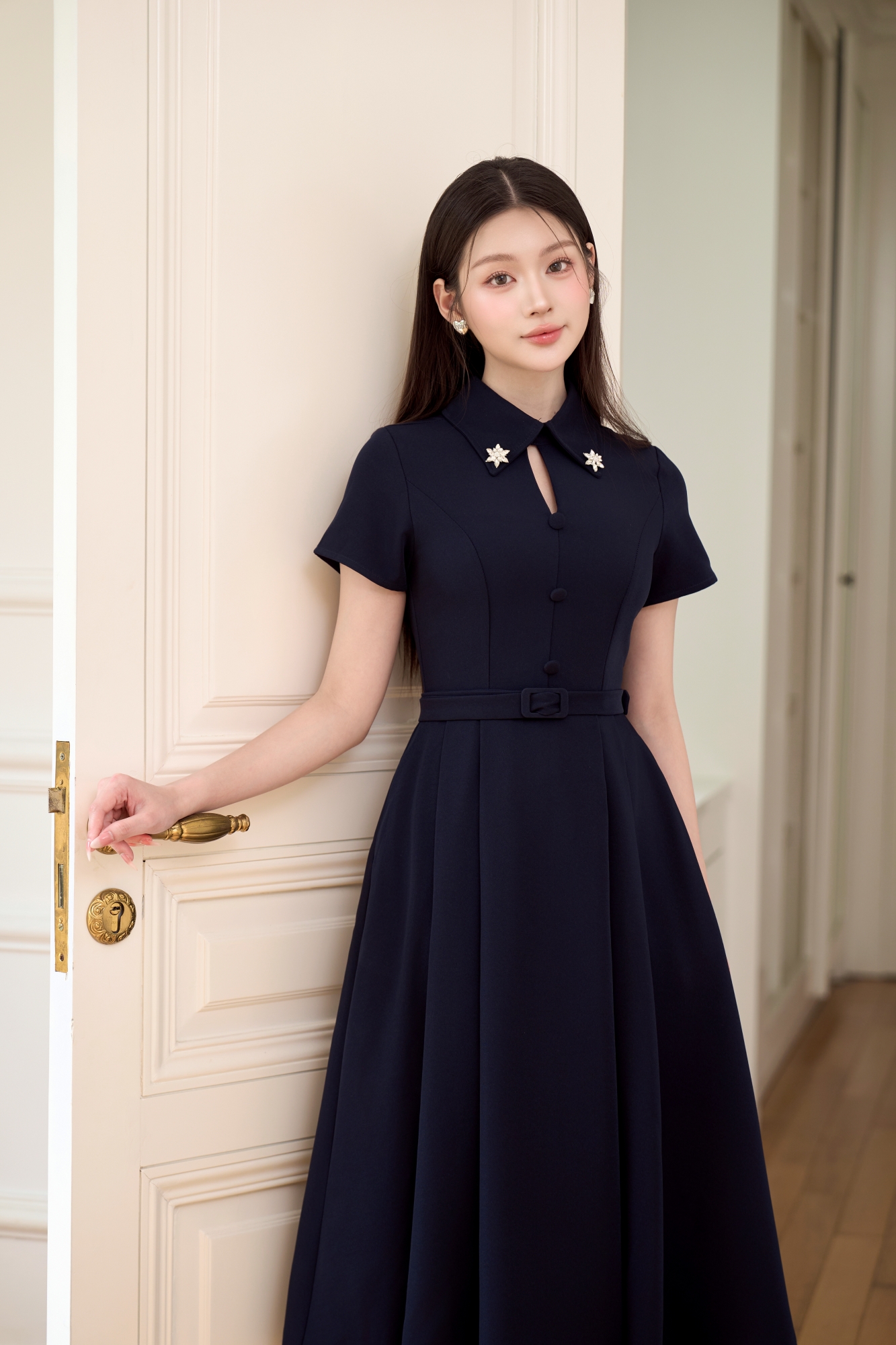 Mô tả Váy nữ dáng dài ngắn tay màu xanh & be cổ nhọn đính đá cut-out điểm cúc bọc kèm thắt lưng YAME YV624 - 1