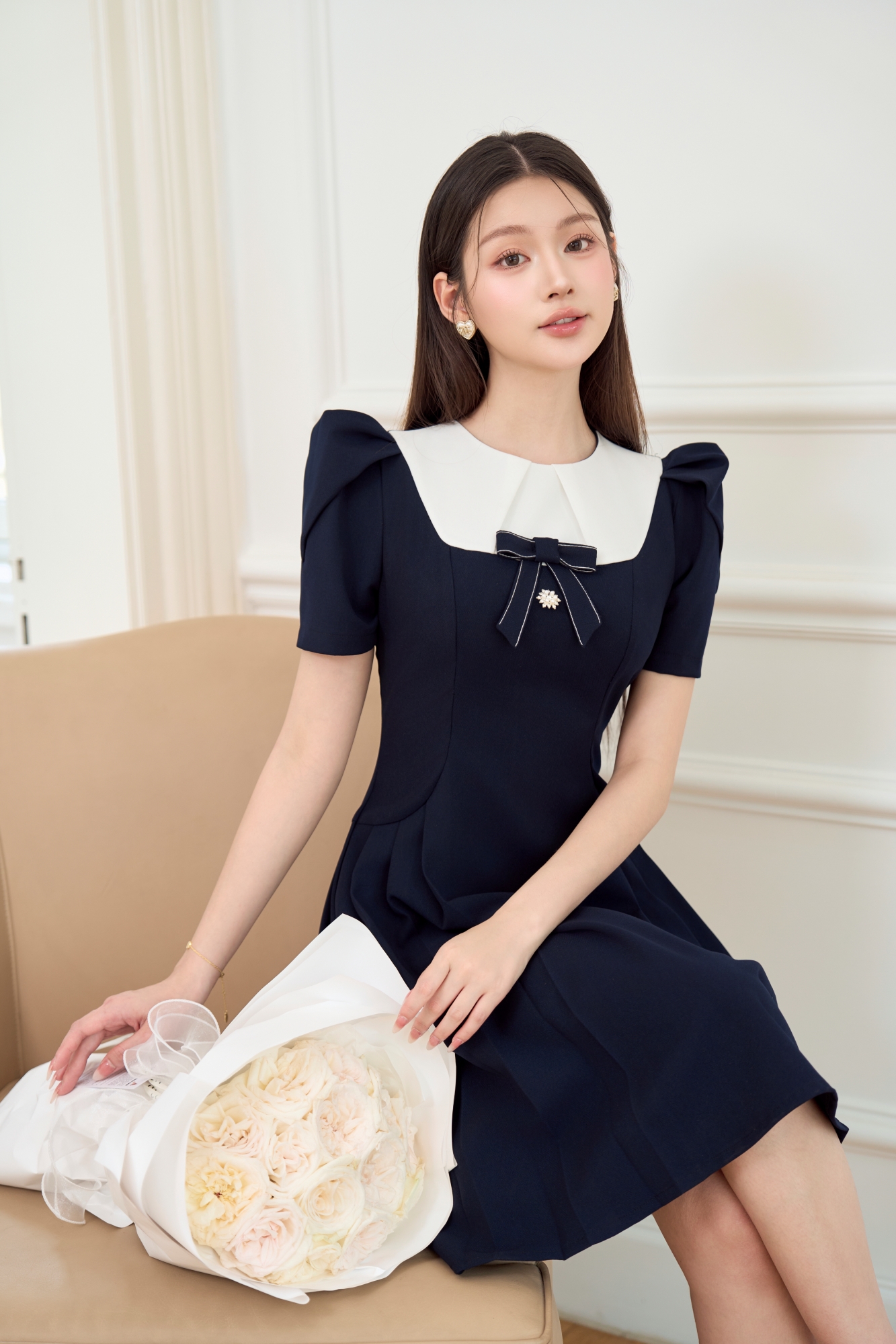 Mô tả Váy nữ dáng A màu xanh than phối cổ tròn màu trắng ngắn tay xếp ly cách điệu đính nơ YAME YV632 - 1