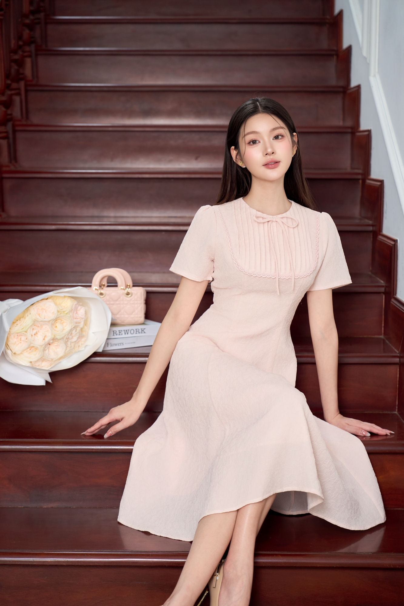 Mô tả Váy nữ dài dáng xòe ngắn tay cổ tròn nhiều màu xếp ly ngực viền ren đính nơ trang trí YAME YV649 - 1