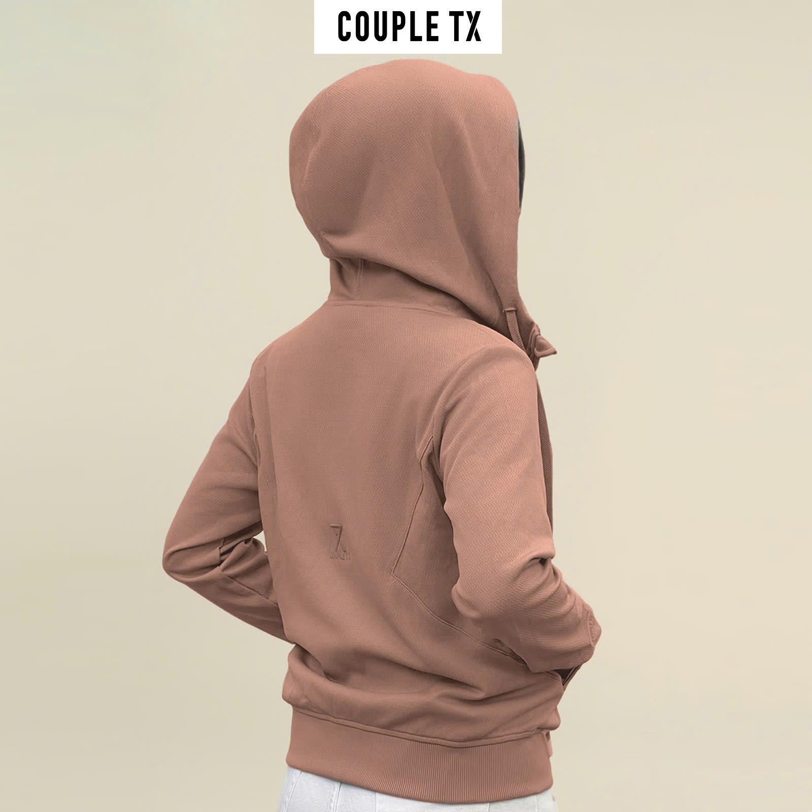 Logo Couple TX trên áo khoác chống nắng