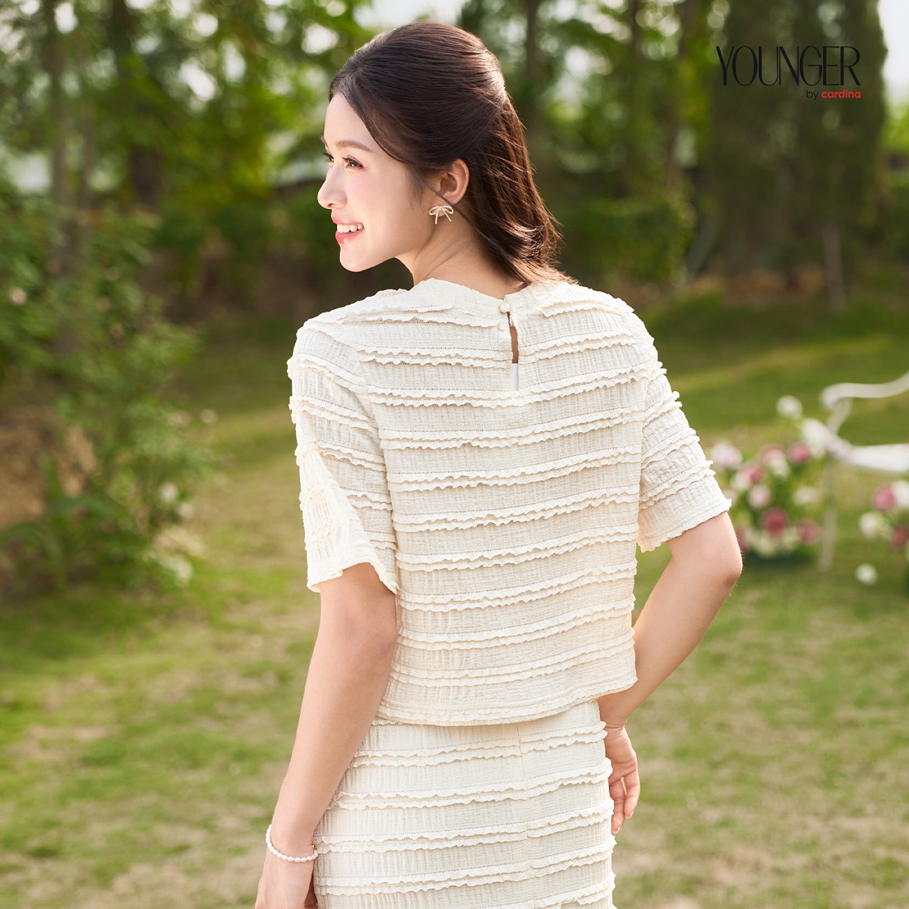Mô tả Set đồ nữ YOUNGER BT CARDINA áo ren bèo phối chân váy ren co giãn dáng dài 5YARC06 5YCVS06 - 3