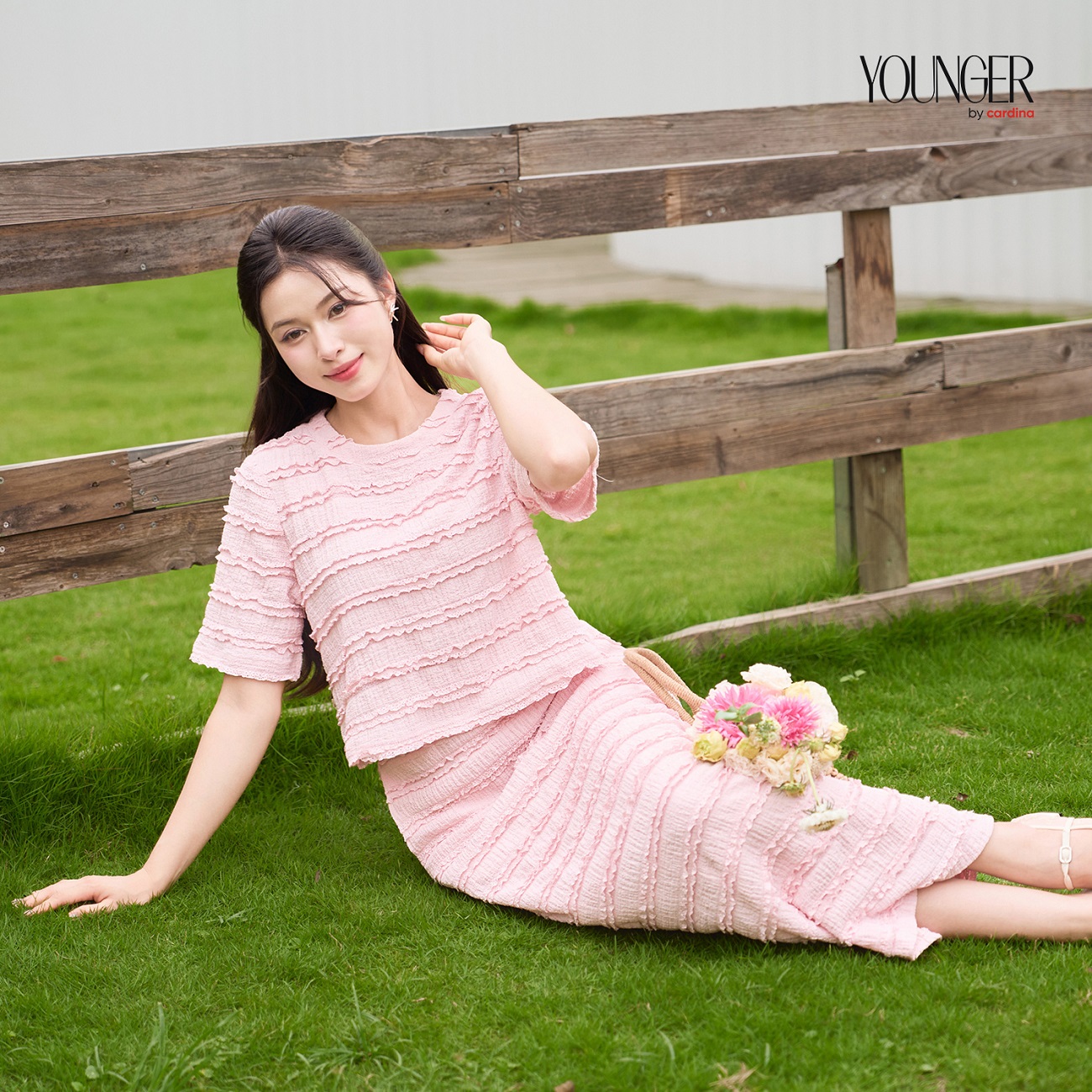 Mô tả Set đồ nữ YOUNGER BT CARDINA áo ren bèo phối chân váy ren co giãn dáng dài 5YARC06 5YCVS06 - 4