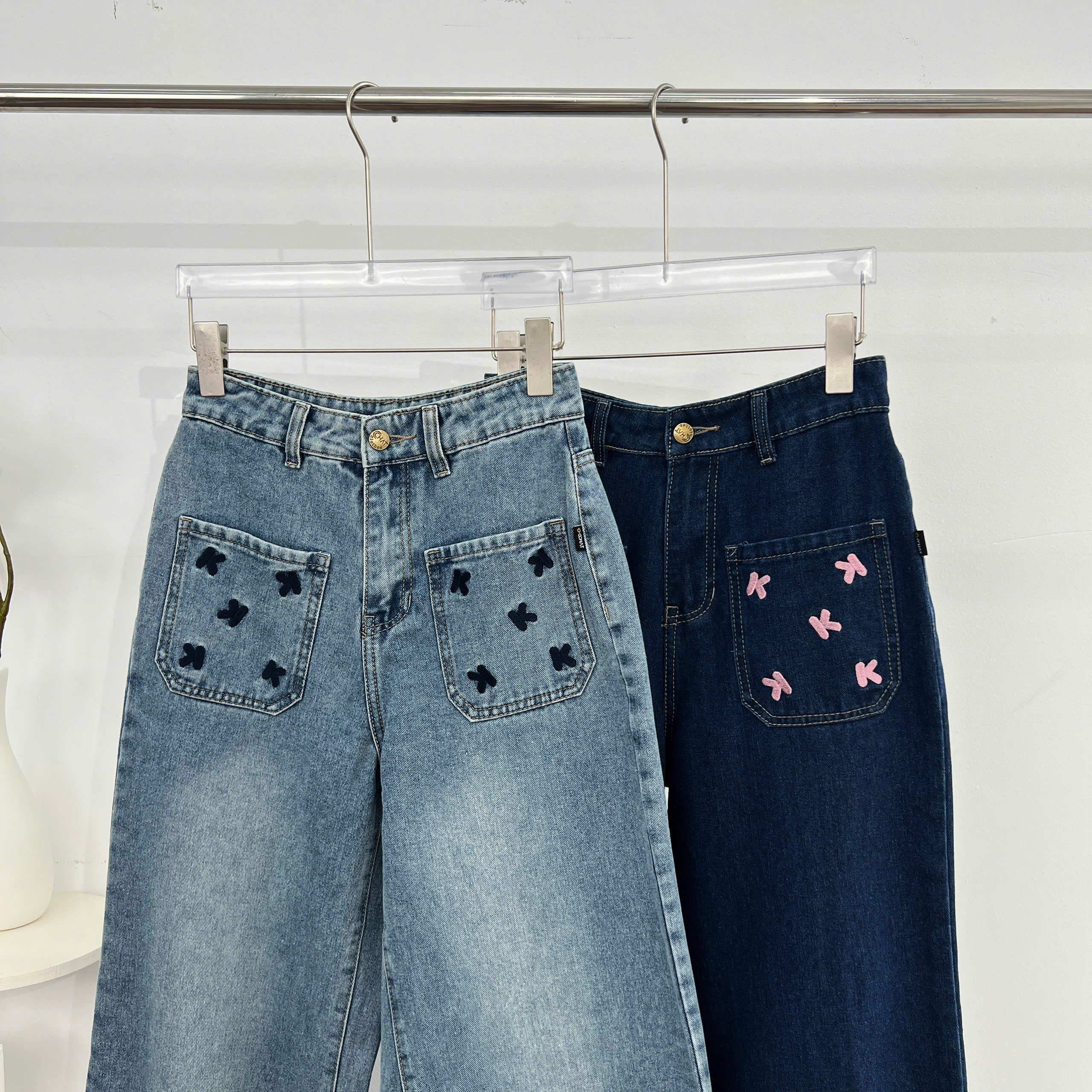 Mô tả Quần Jean Nữ 𝐂𝐂𝐇𝐀𝐓 Dáng Suông Chữ K Trang Trí Túi Chất Liệu Jeans Cao Cấp 15GDJ2020ST - 6