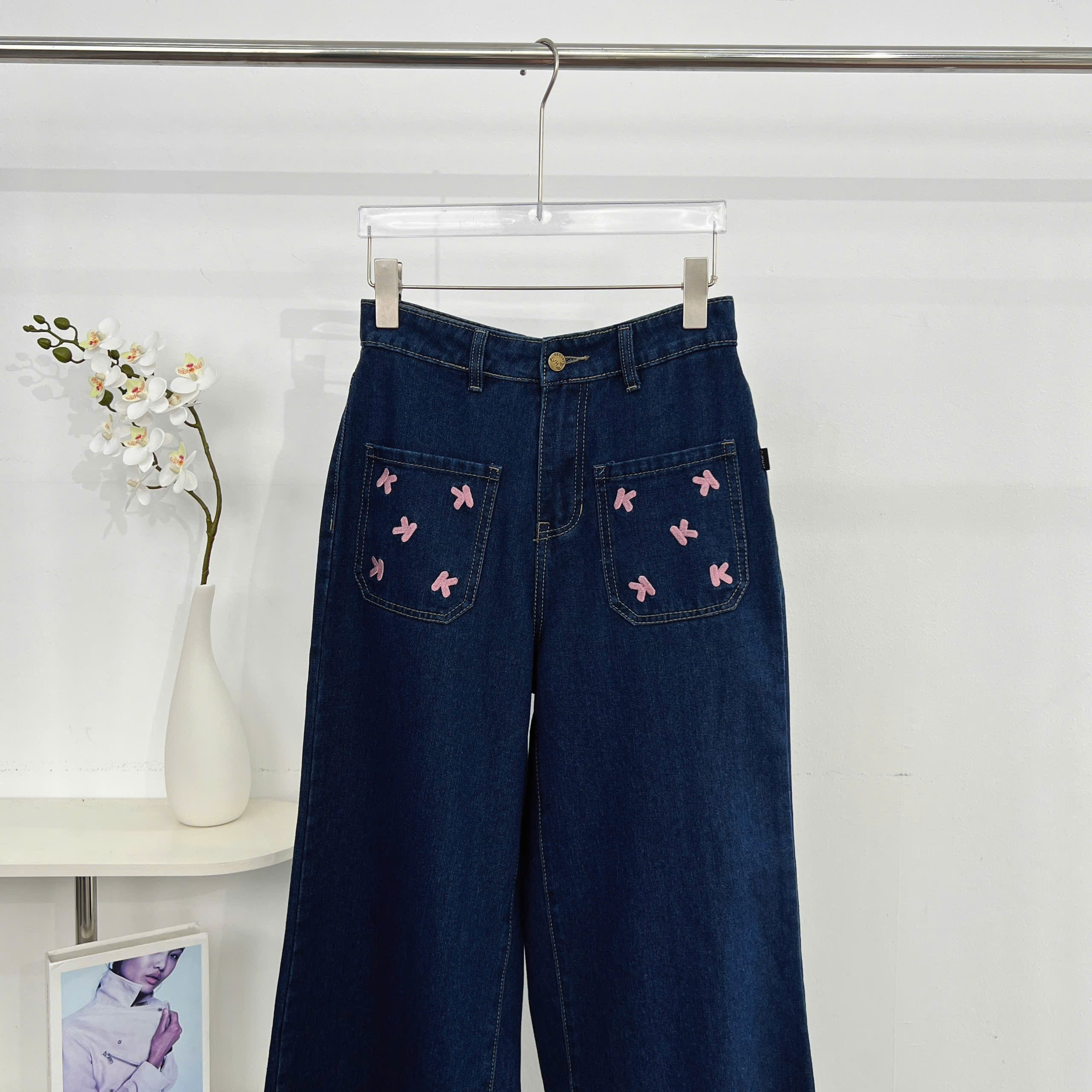 Mô tả Quần Jean Nữ 𝐂𝐂𝐇𝐀𝐓 Dáng Suông Chữ K Trang Trí Túi Chất Liệu Jeans Cao Cấp 15GDJ2020ST - 8