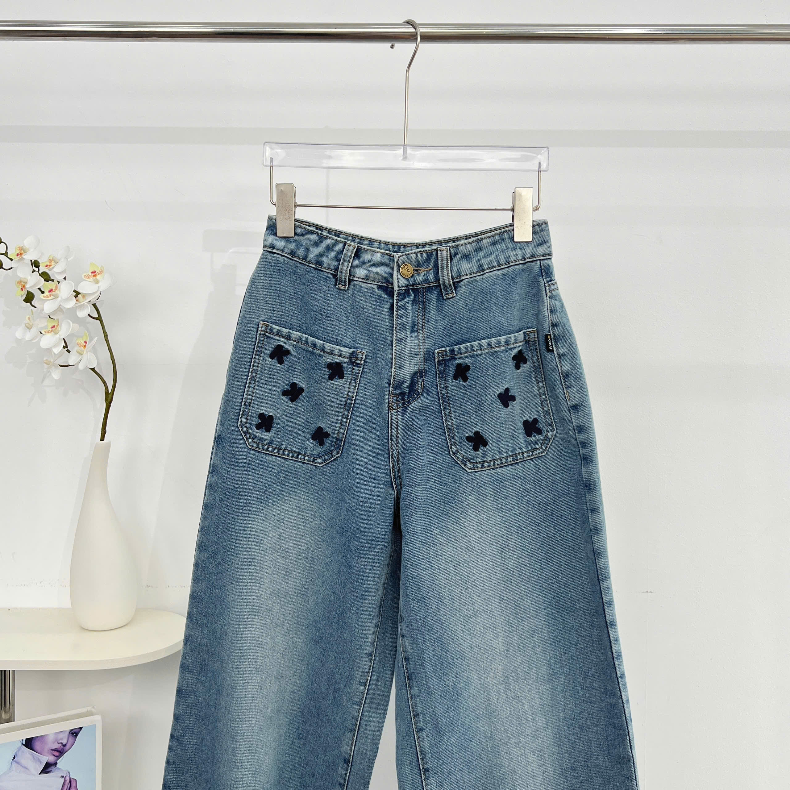 Mô tả Quần Jean Nữ 𝐂𝐂𝐇𝐀𝐓 Dáng Suông Chữ K Trang Trí Túi Chất Liệu Jeans Cao Cấp 15GDJ2020ST - 9